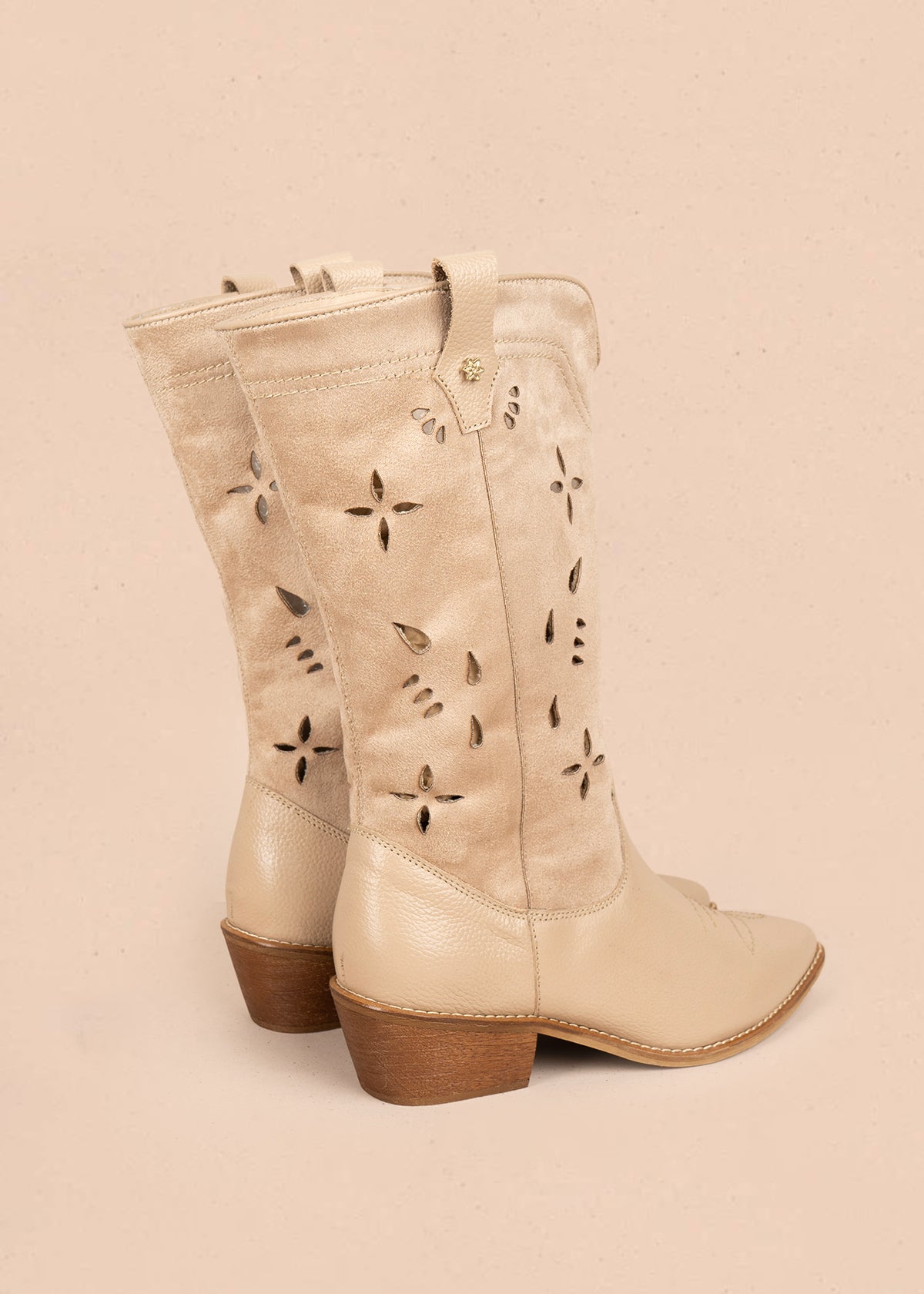 Botas texanas en cuero color beige caña en textil y perforaciones 106166