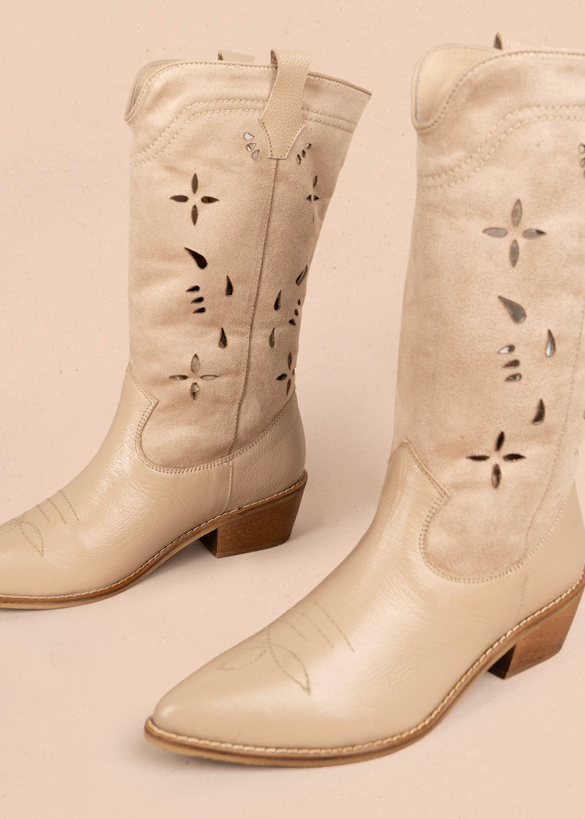 Botas texanas en cuero color beige caña en textil y perforaciones 106166