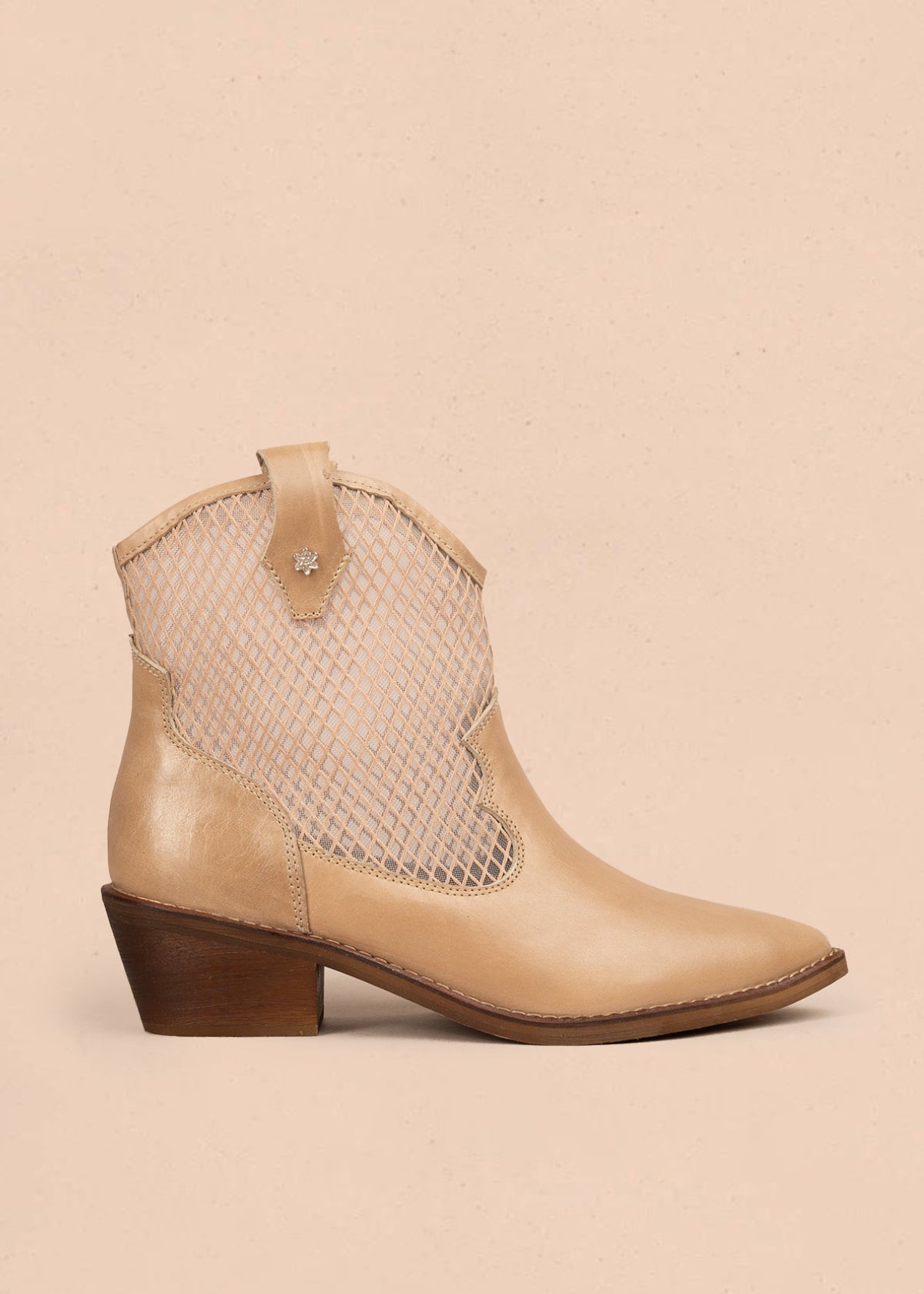 Botines texanos en cuero color beige con diseño en malla 106167