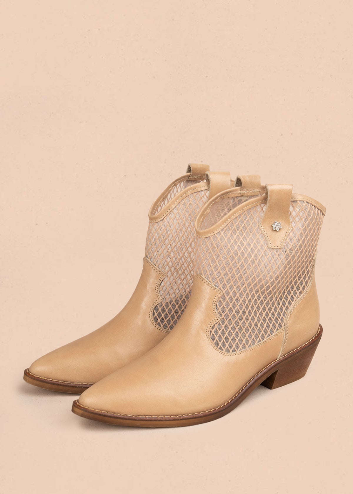 Botines texanos en cuero color beige con diseño en malla 106167