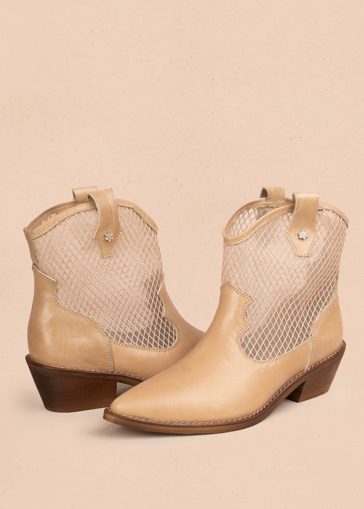 Botines texanos en cuero color beige con diseño en malla 106167