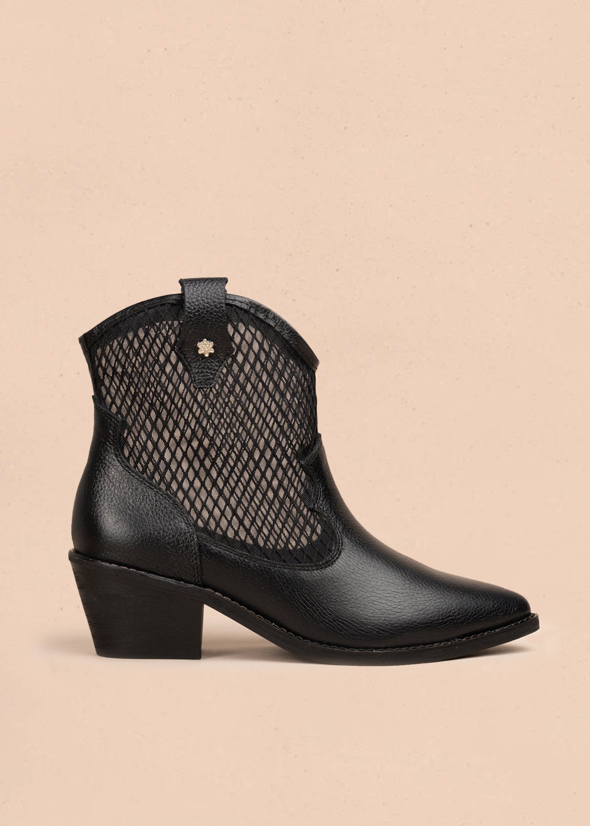 Botines texanos en cuero color negro con diseño en malla 106167