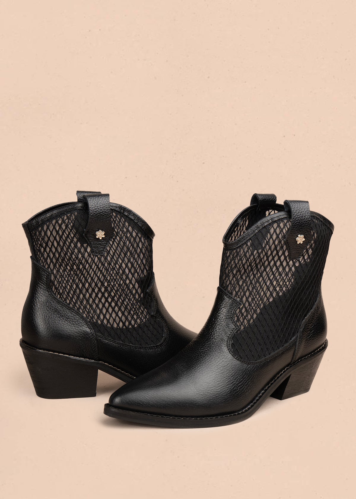 Botines texanos en cuero color negro con diseño en malla 106167