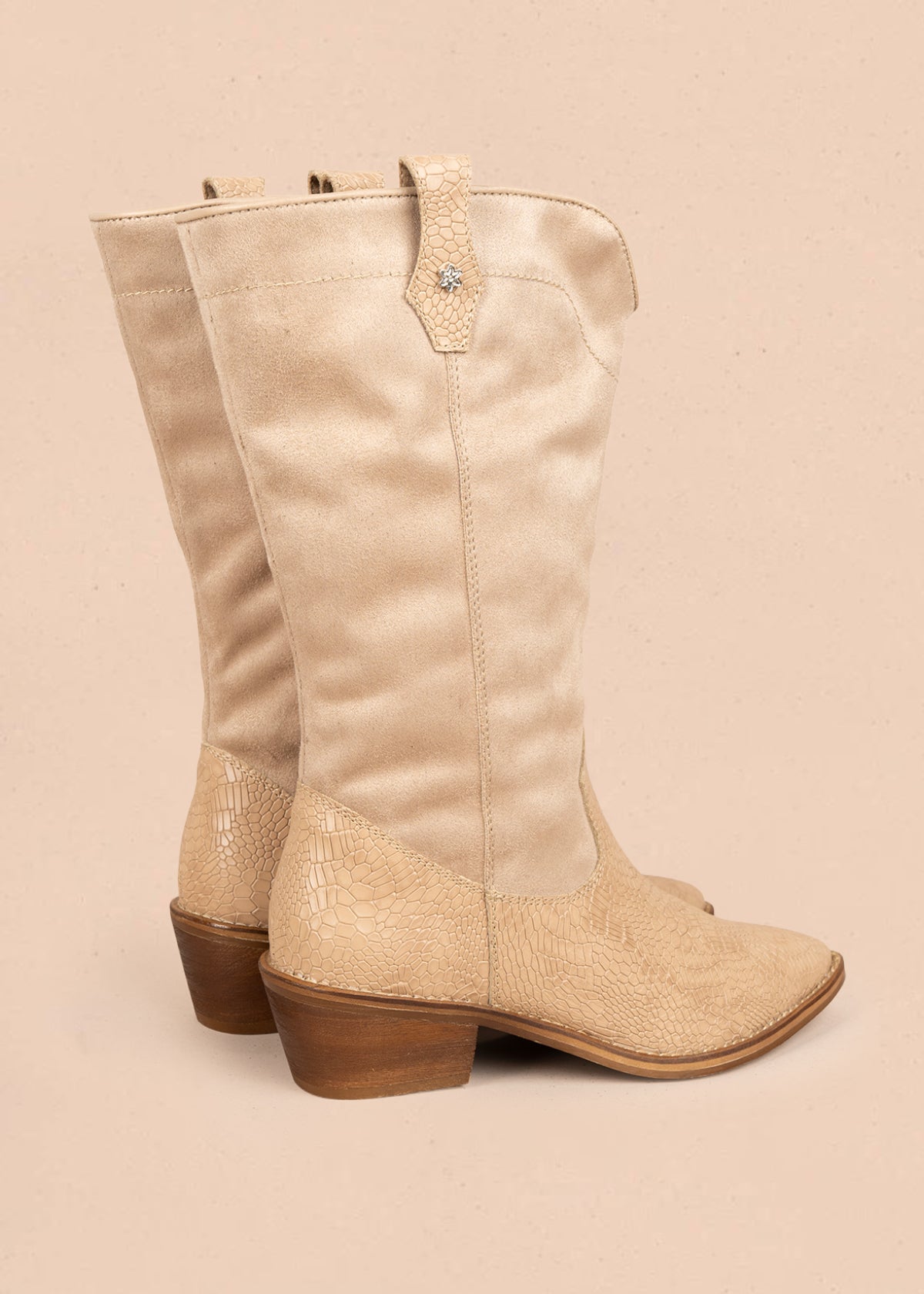 Botas en cuero color arena caña en gamuza y capellada textura croco 106168