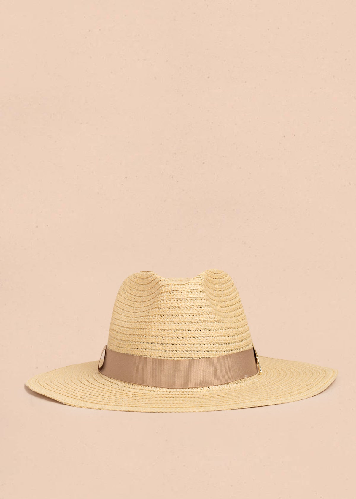 Sombrero color crema con banda decorativa y aplique en hoja dorado 106169