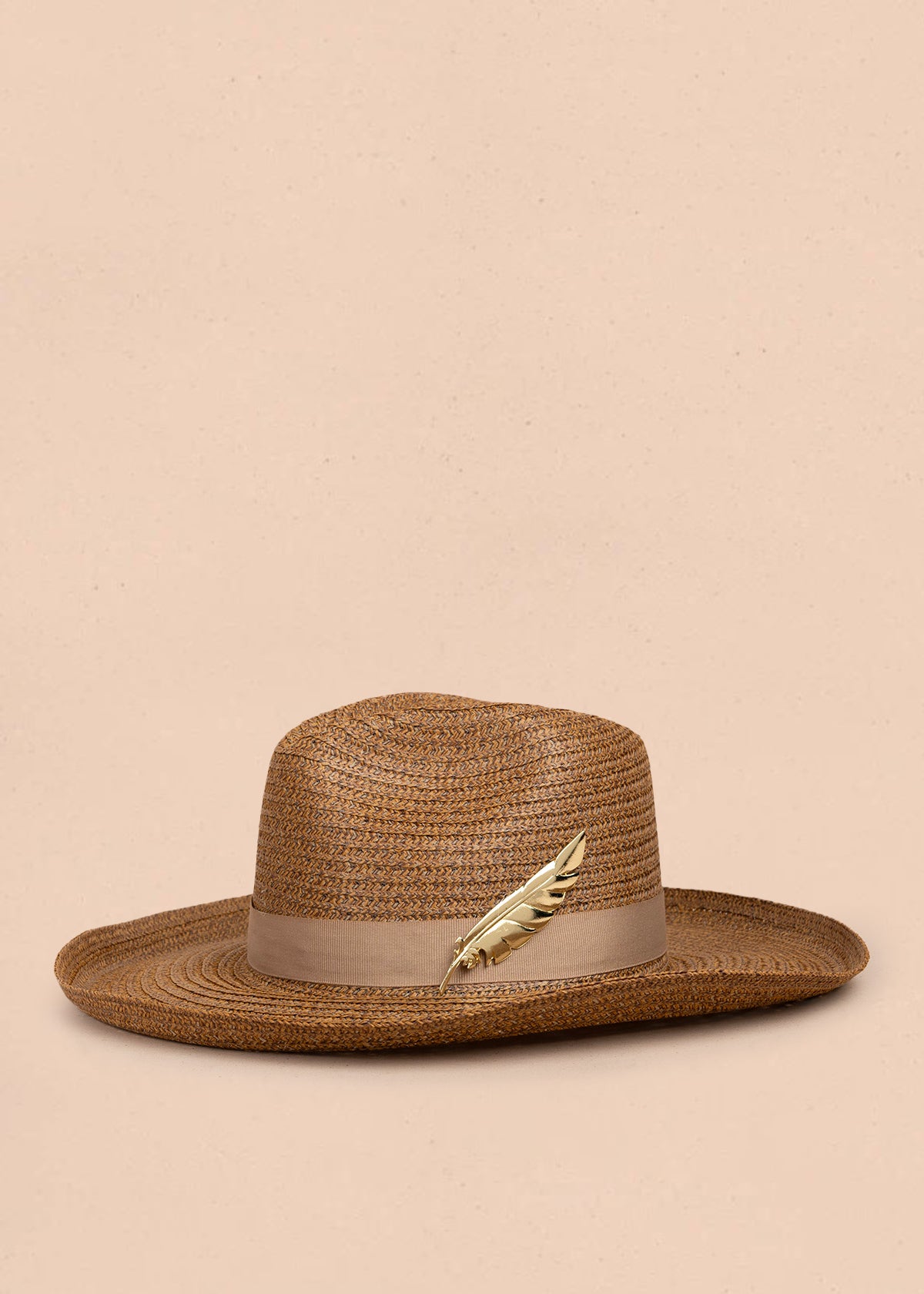 Sombrero color miel con banda decorativa y aplique en hoja dorado 106169