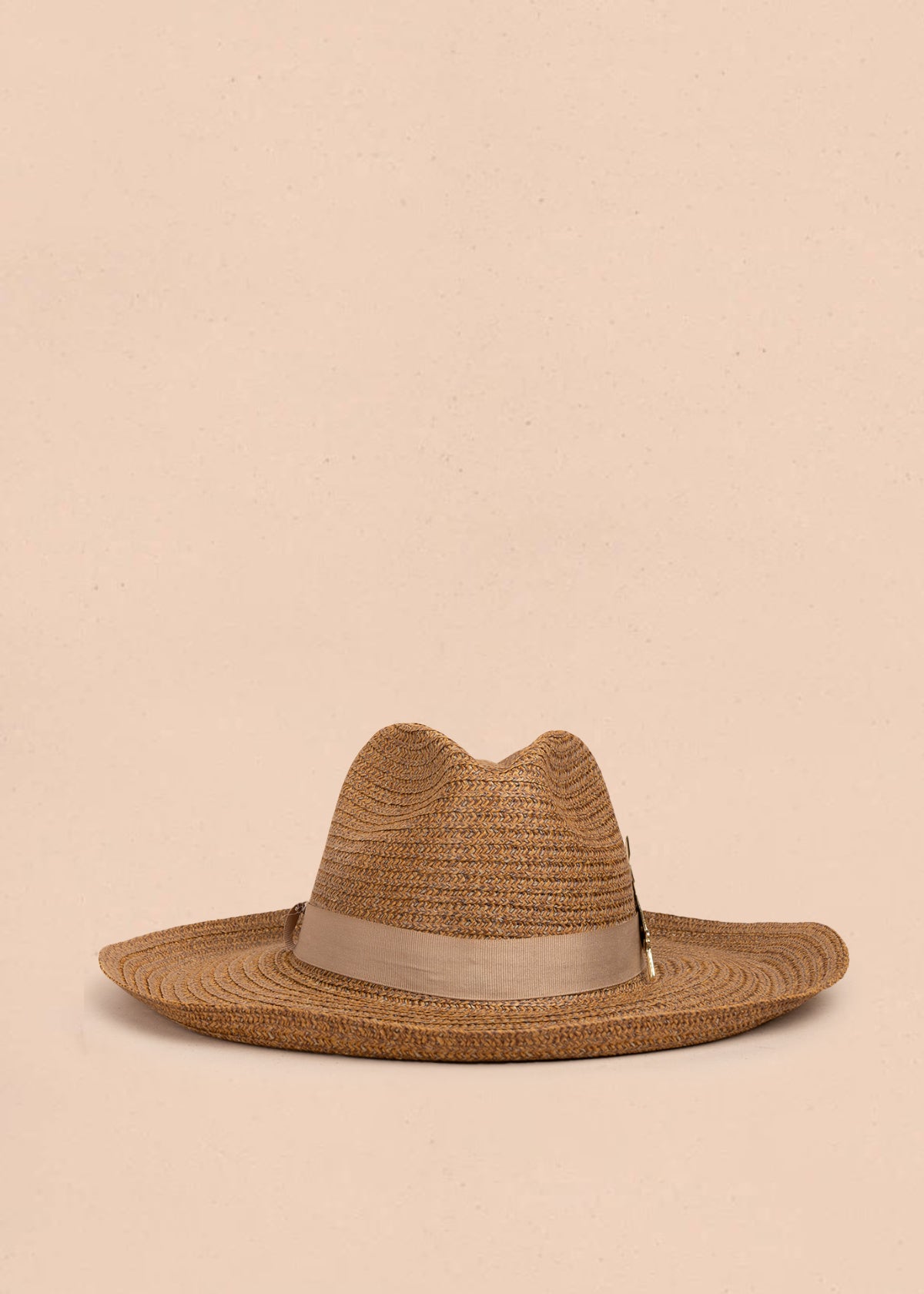 Sombrero color miel con banda decorativa y aplique en hoja dorado 106169