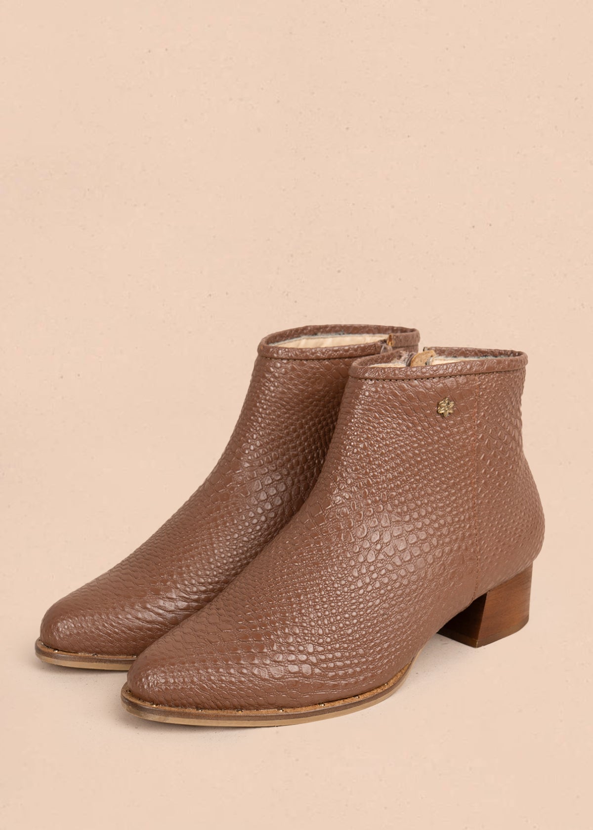 Botines en cuero color café con texturizado croco 106174