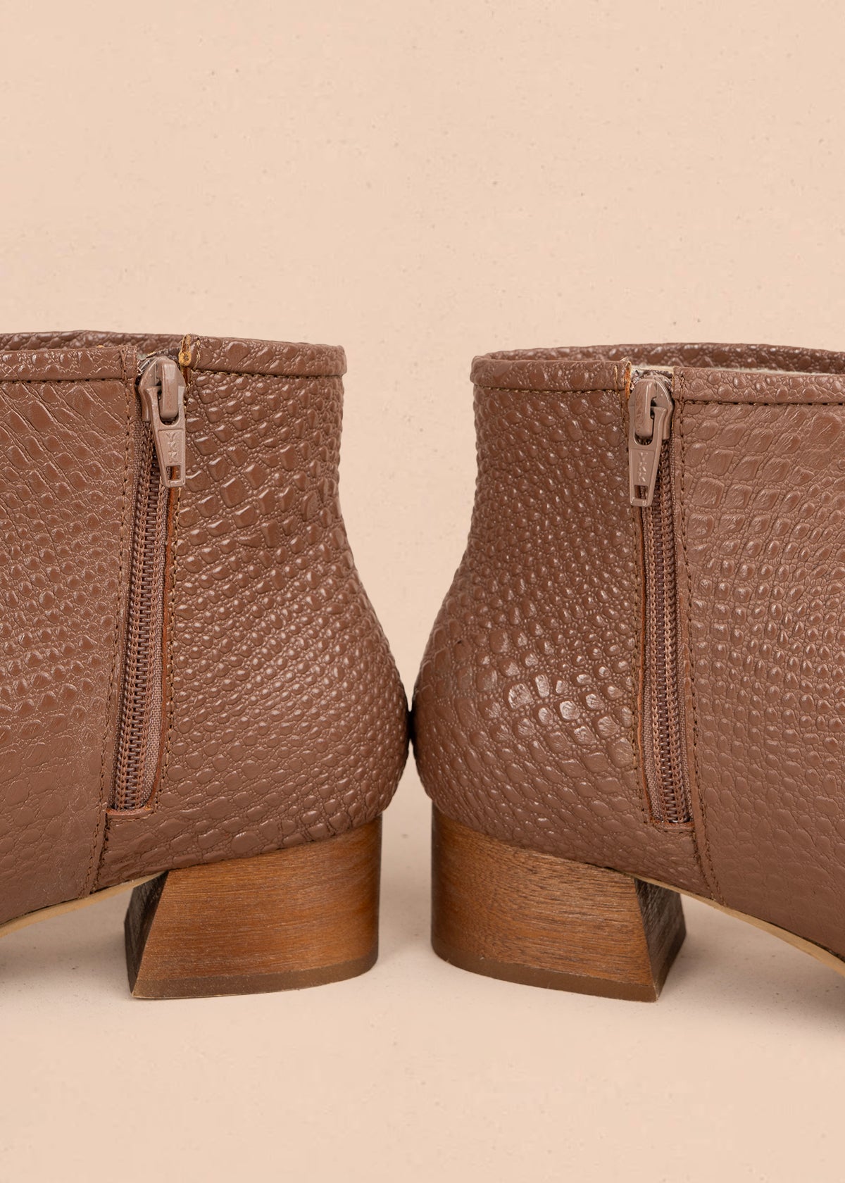 Botines en cuero color café con texturizado croco 106174