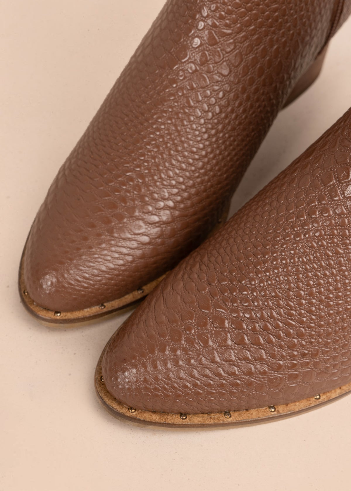 Botines en cuero color café con texturizado croco 106174