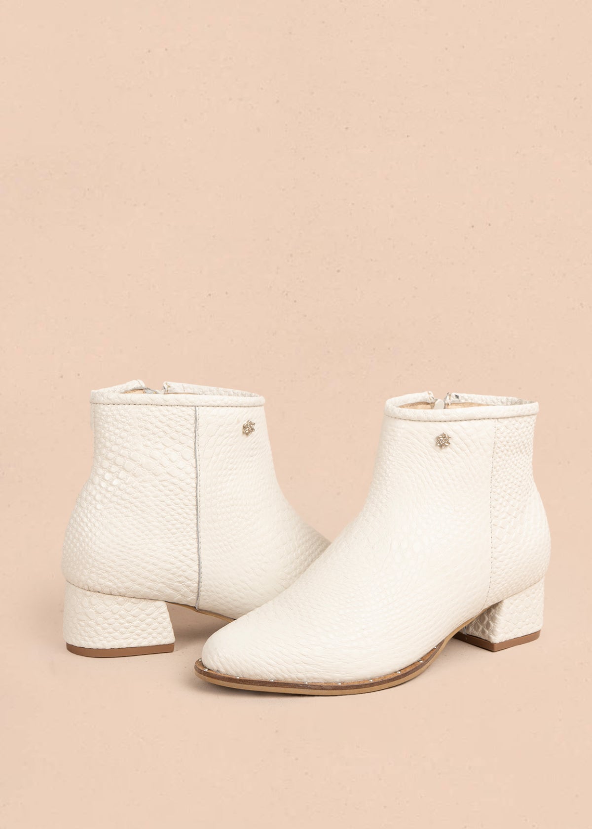 Botines en cuero color talco con texturizado croco 106174