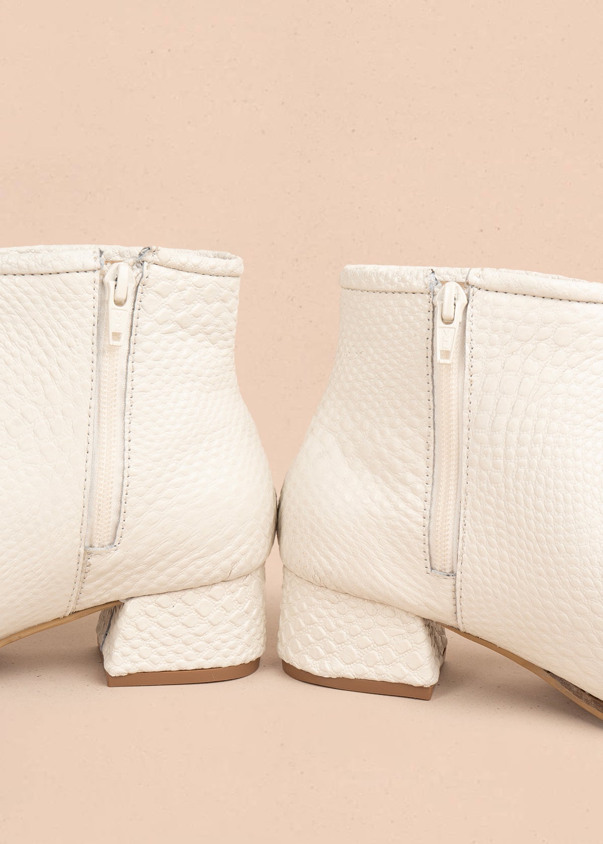 Botines en cuero color talco con texturizado croco 106174