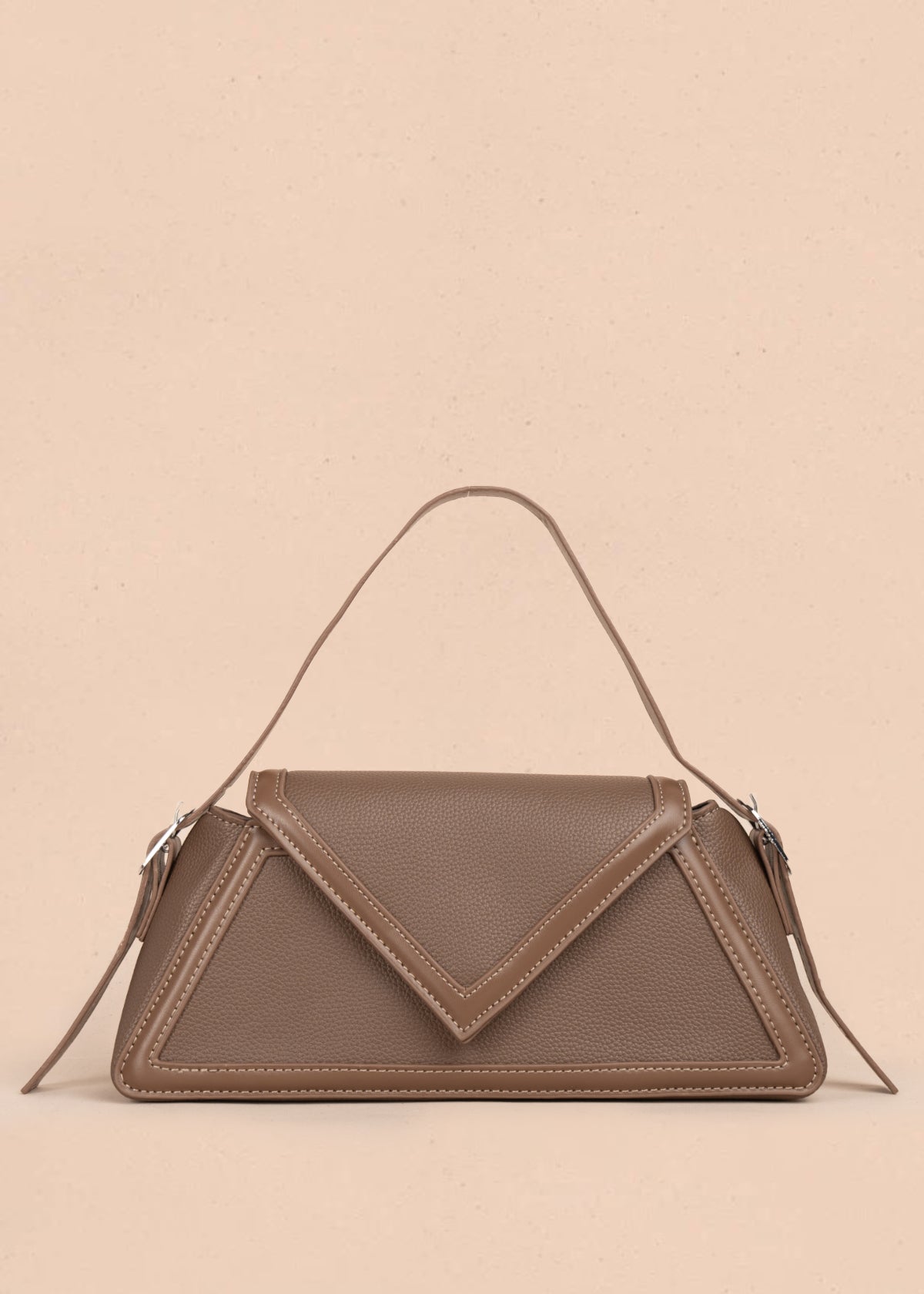 Bolso cartera color café con diseño triangular y acabados metálicos 106179