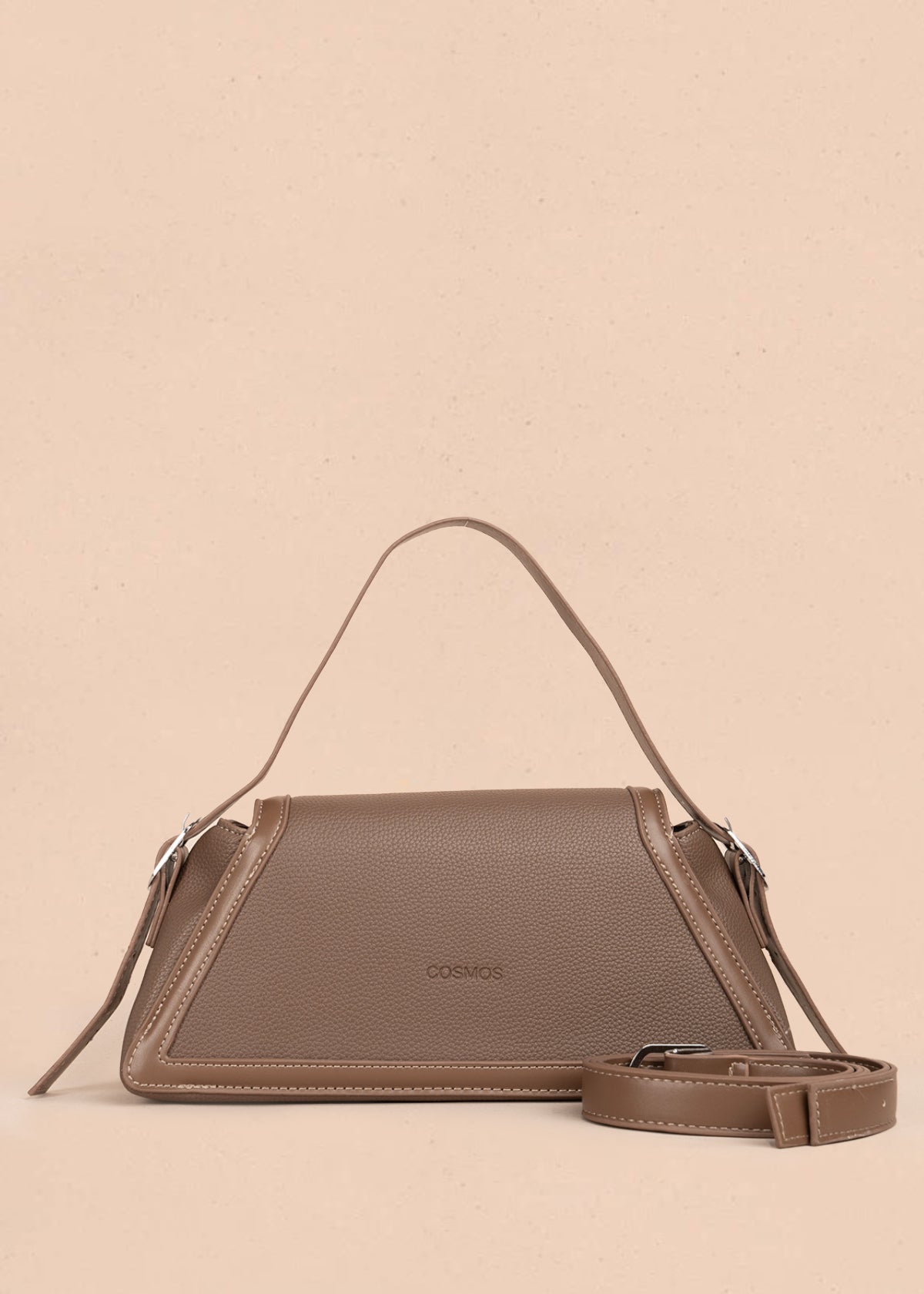Bolso cartera color café con diseño triangular y acabados metálicos 106179