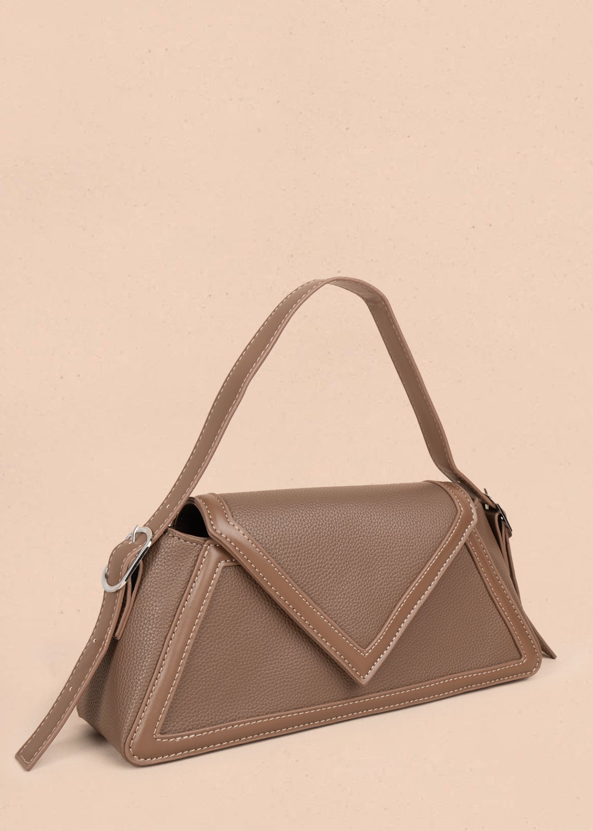 Bolso cartera color café con diseño triangular y acabados metálicos 106179