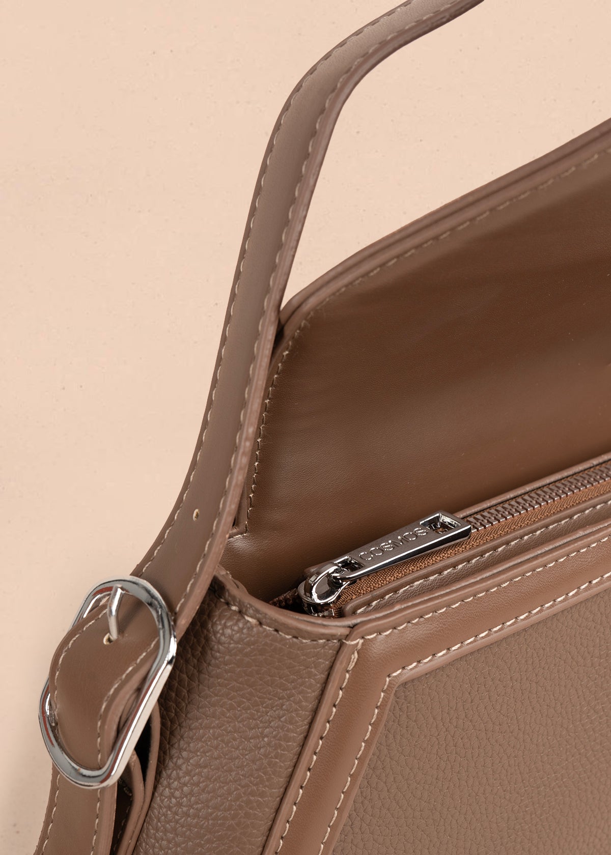Bolso cartera color café con diseño triangular y acabados metálicos 106179