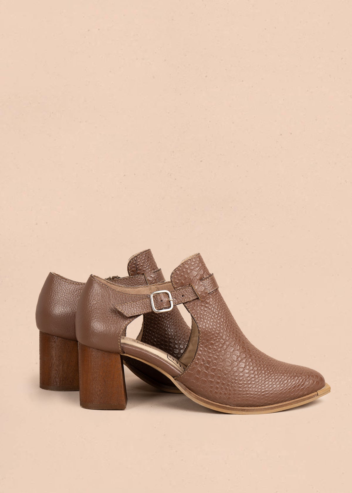 Botines en cuero color chocolate con textura croco y correa 106175