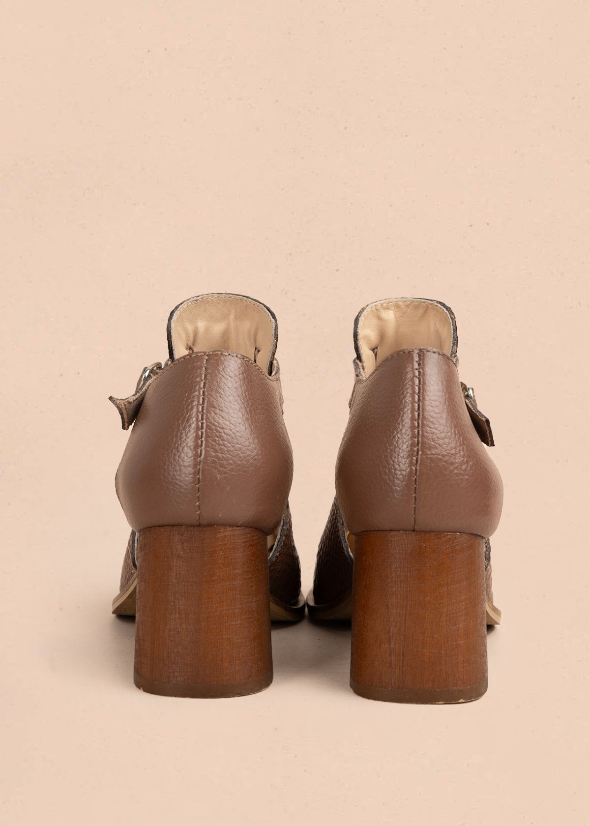 Botines en cuero color chocolate con textura croco y correa 106175