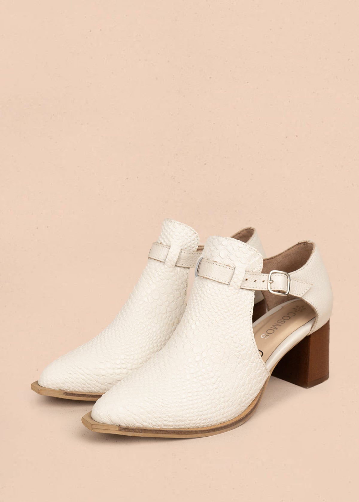 Botines en cuero color talco con textura croco y correa 106175