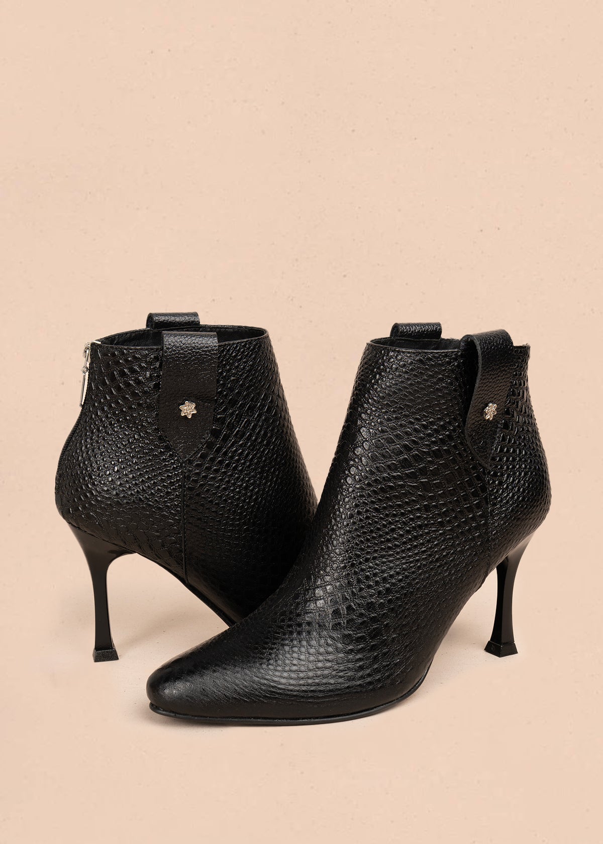 Botines en cuero color negro con textura croco 106176