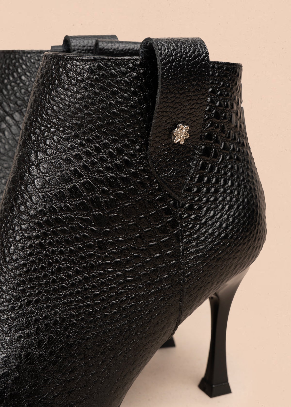 Botines en cuero color negro con textura croco 106176