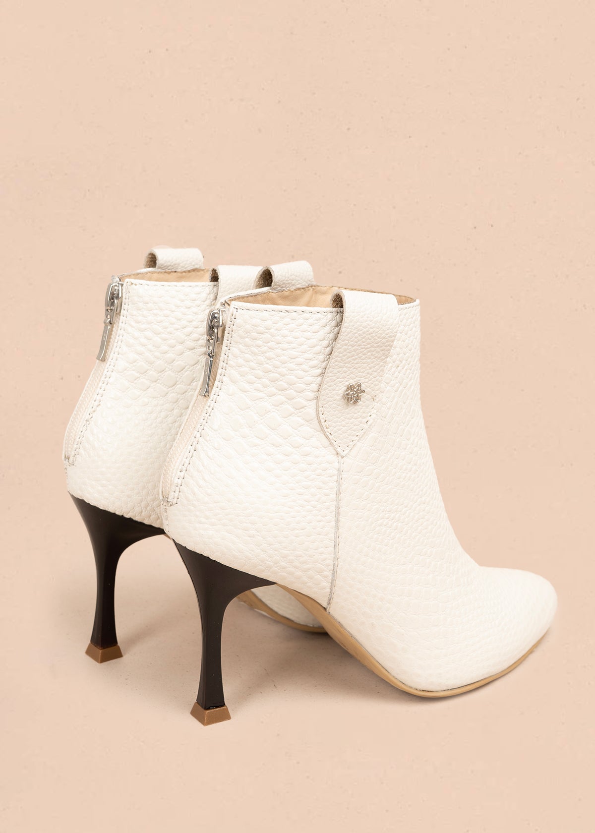 Botines en cuero color talco con textura croco 106176