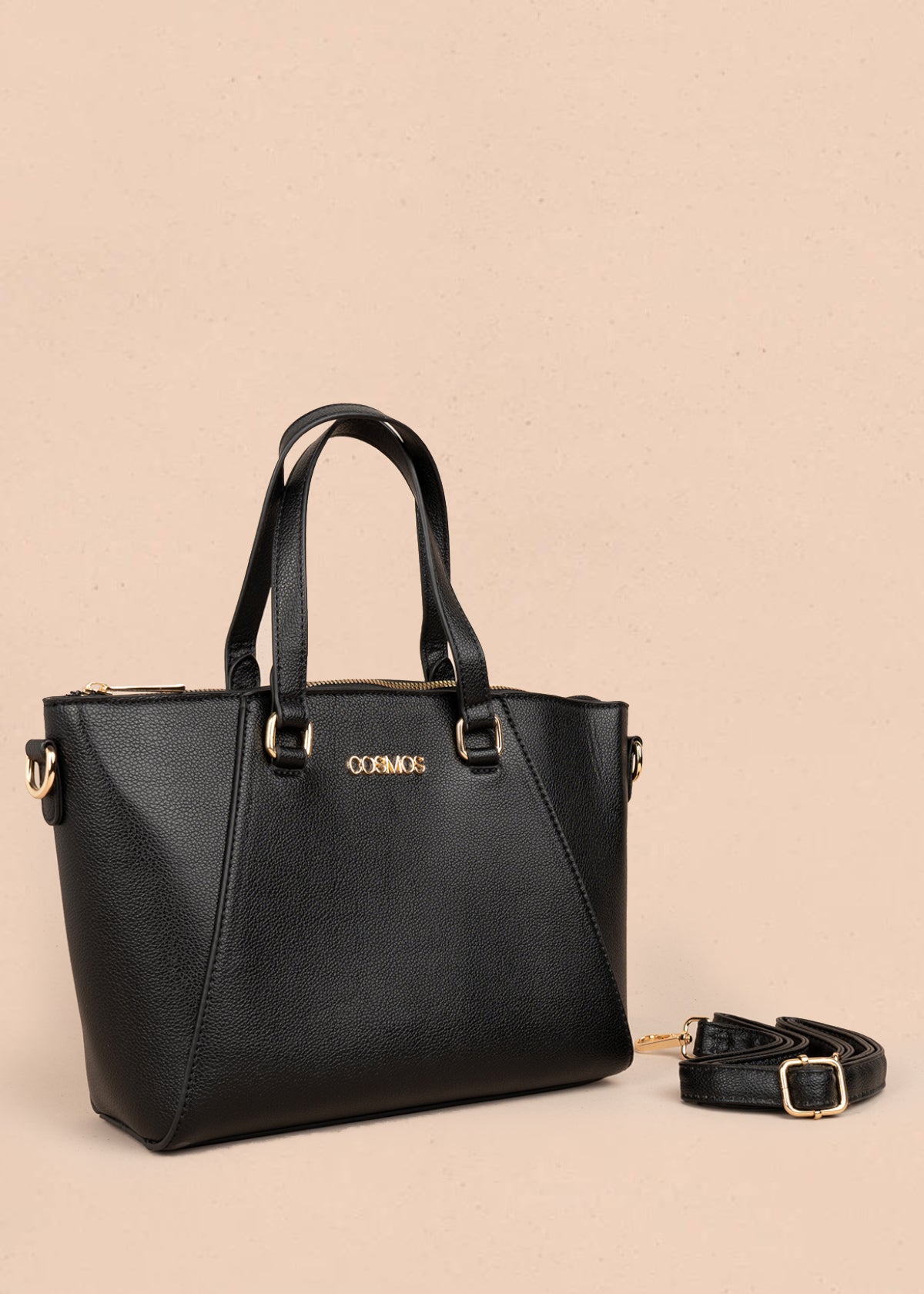 Bolso tipo cartera color negro con herrajes dorados 106178