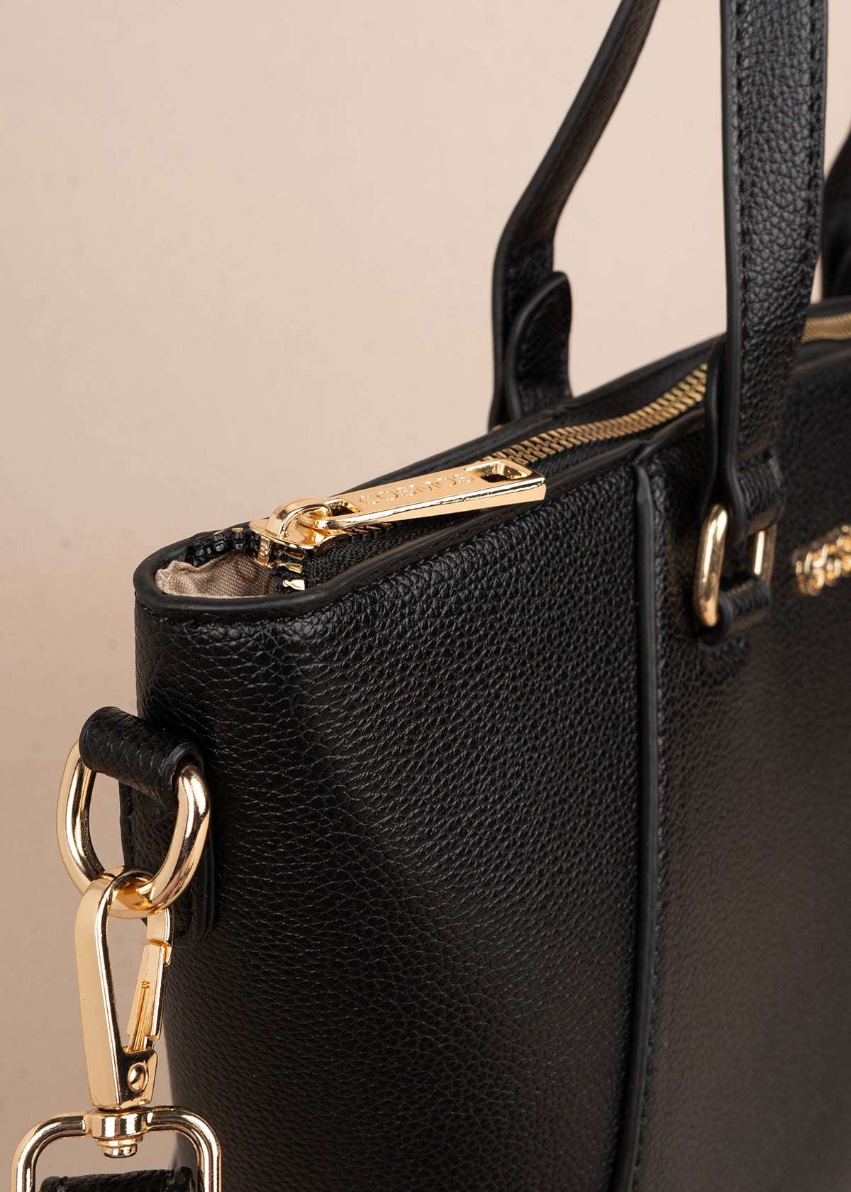 Bolso tipo cartera color negro con herrajes dorados 106178