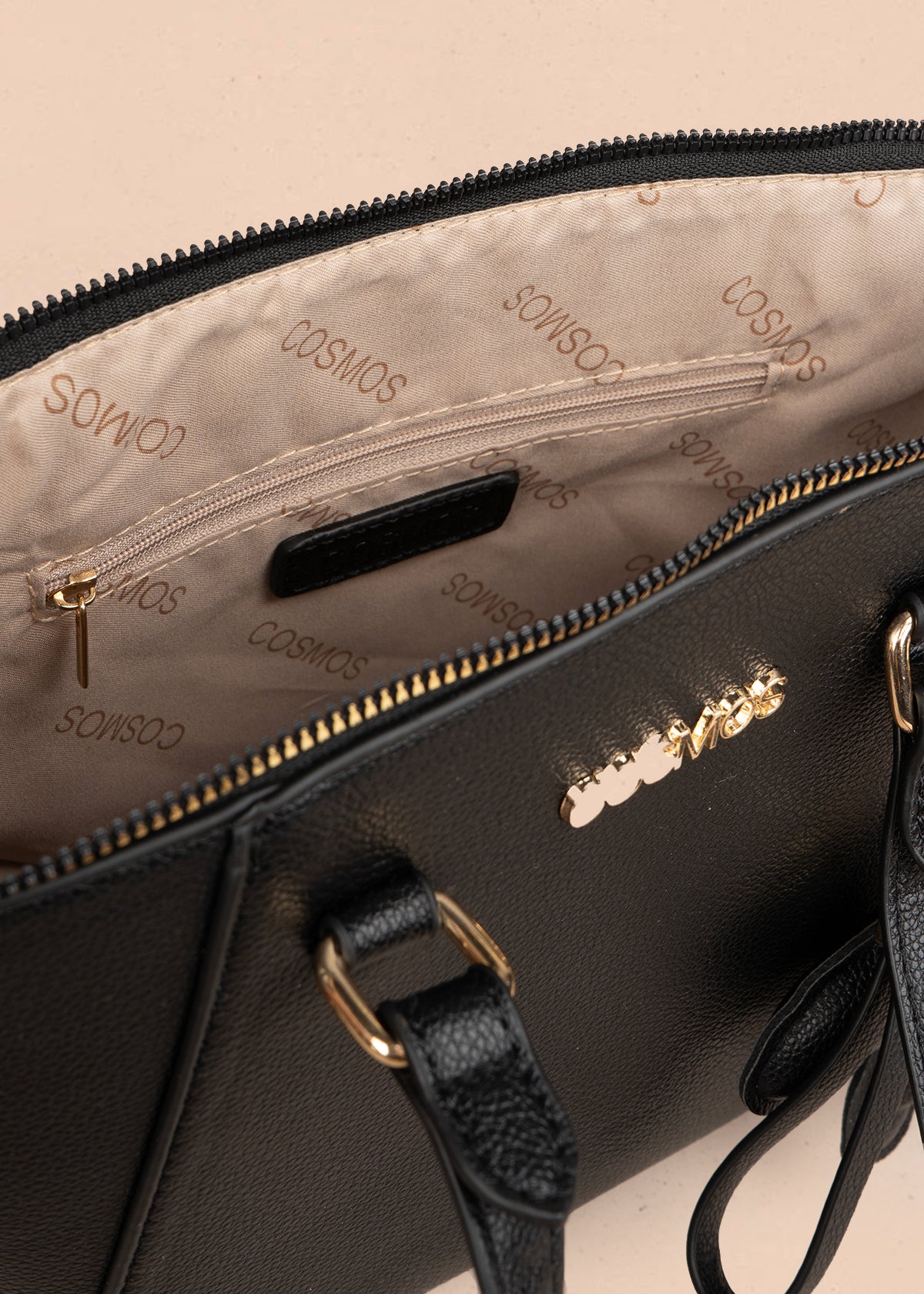 Bolso tipo cartera color negro con herrajes dorados 106178