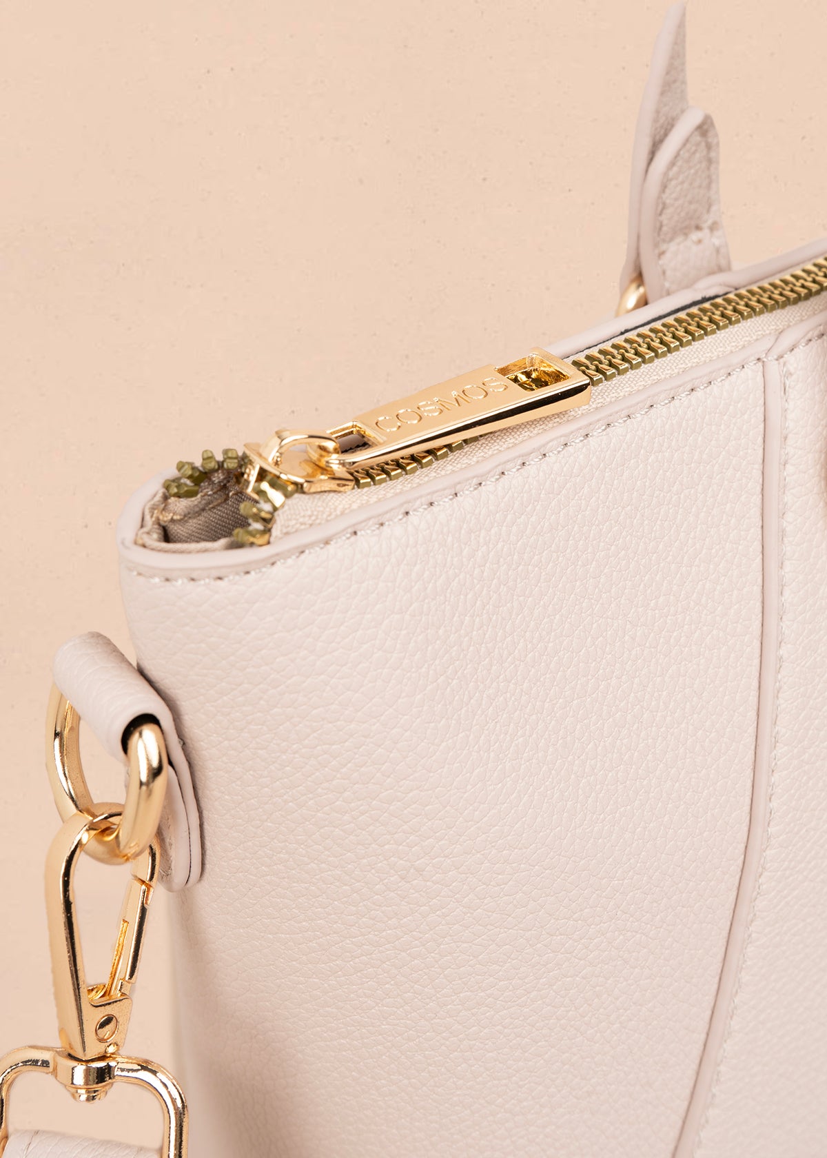 Bolso tipo cartera color nude con herrajes dorados 106178