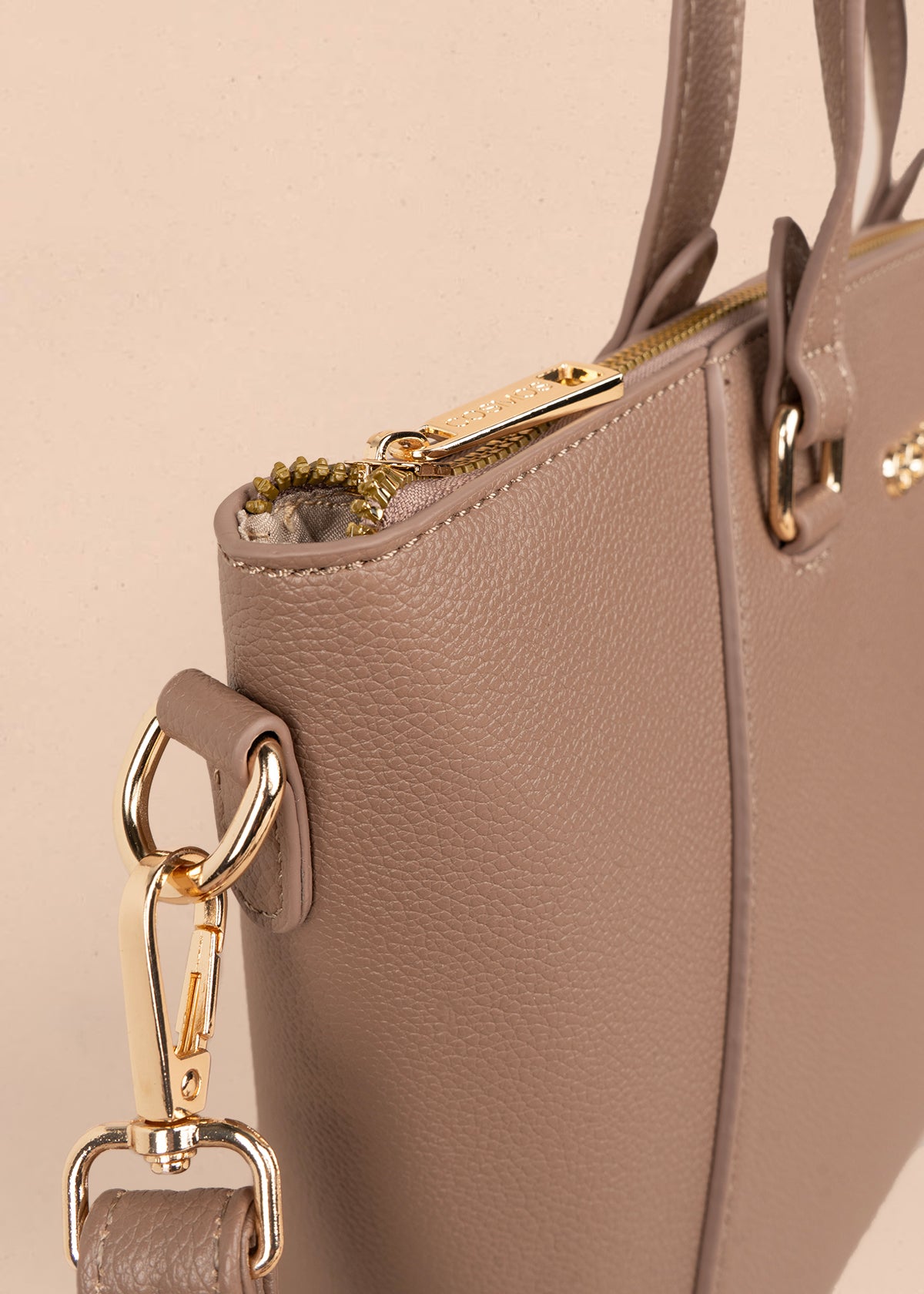 Bolso tipo cartera color moca con herrajes dorados 106178