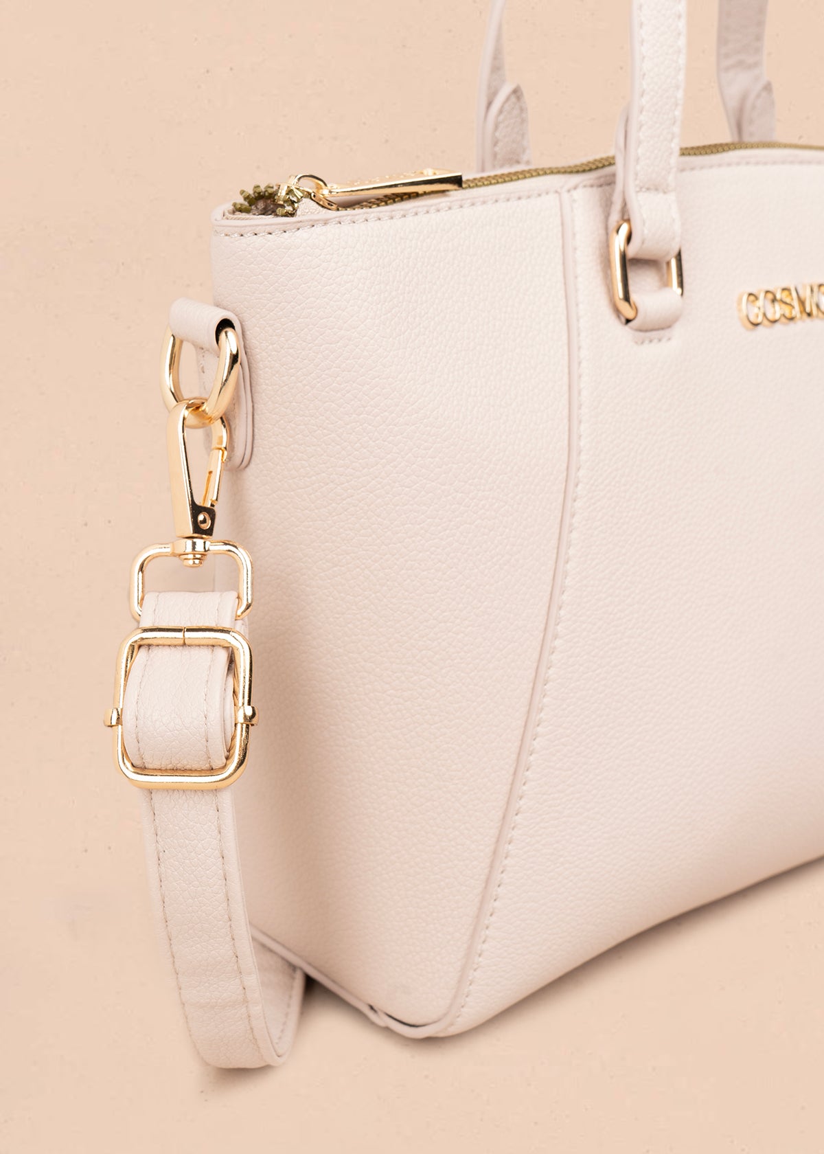 Bolso tipo cartera color nude con herrajes dorados 106178