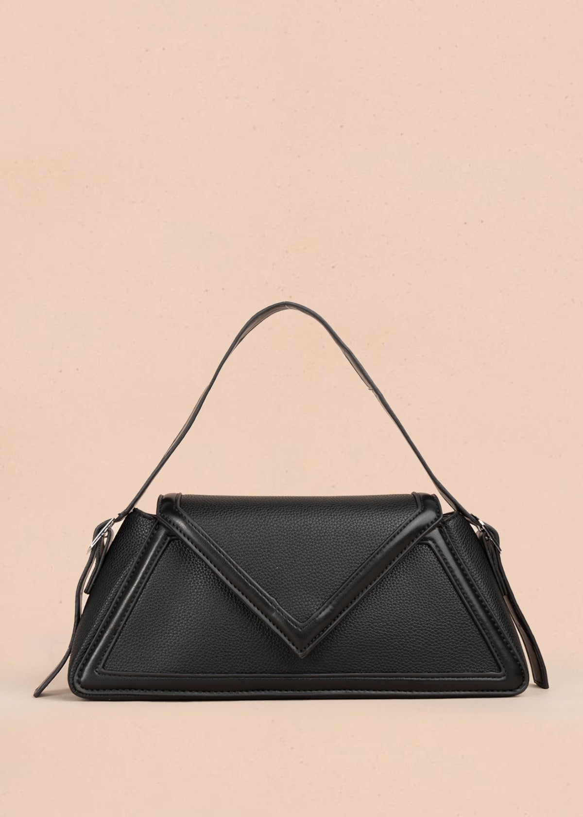 Bolso cartera color negro con diseño triangular y acabados metálicos 106179