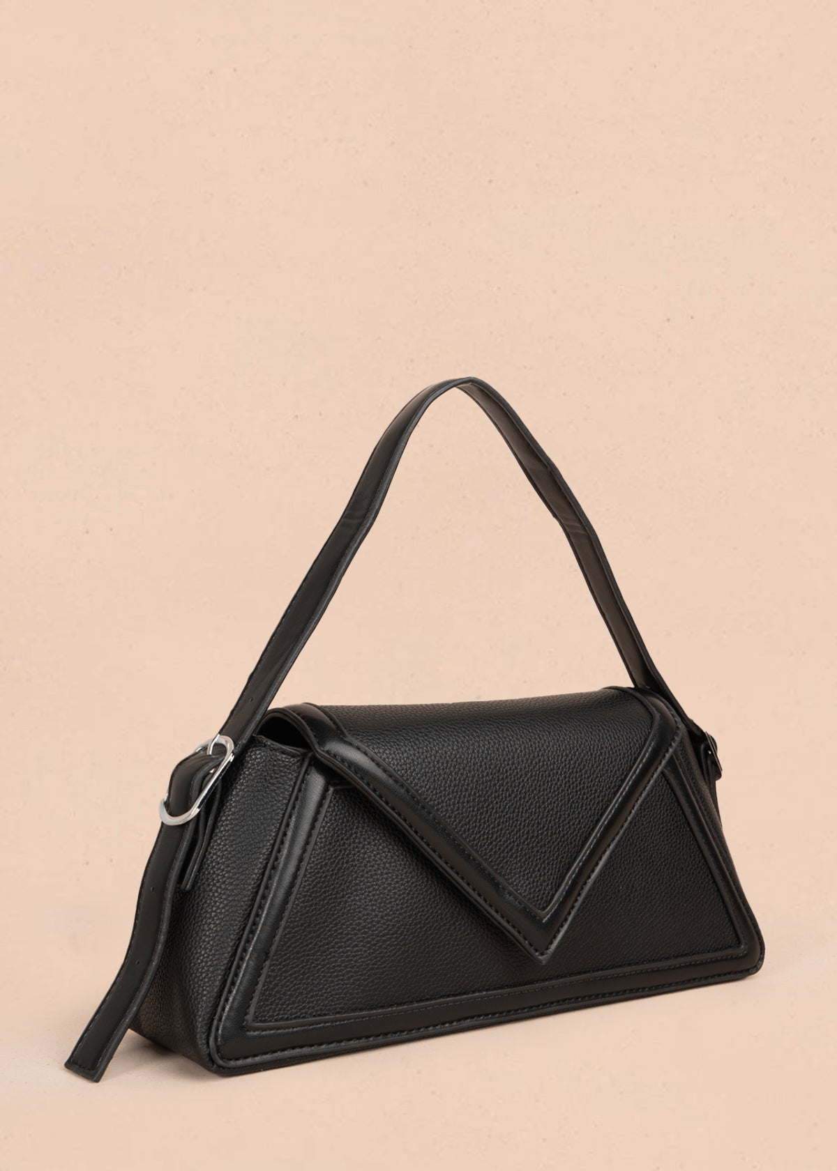 Bolso cartera color negro con diseño triangular y acabados metálicos 106179