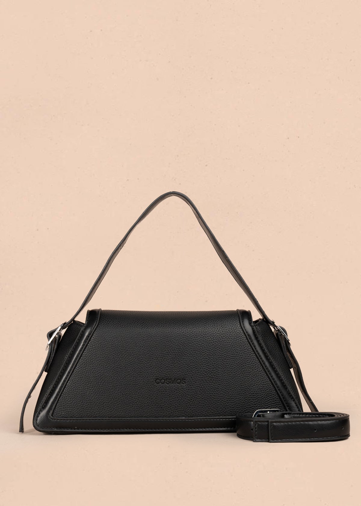 Bolso cartera color negro con diseño triangular y acabados metálicos 106179