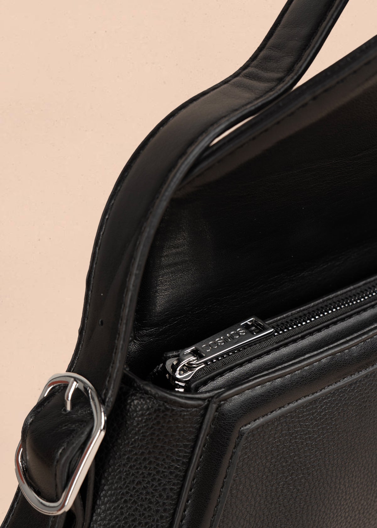 Bolso cartera color negro con diseño triangular y acabados metálicos 106179