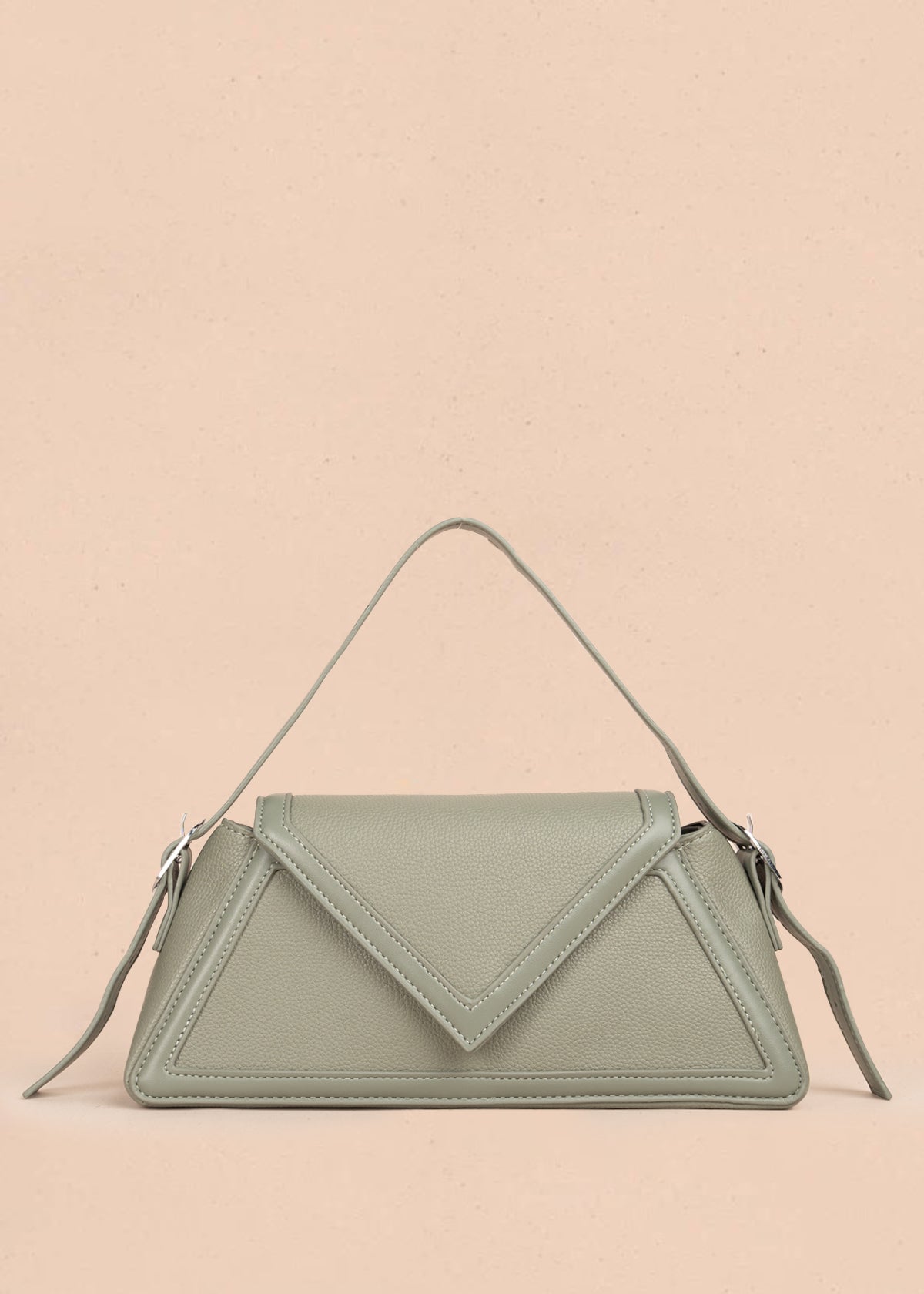 Bolso cartera color verde con diseño triangular y acabados metálicos 106179