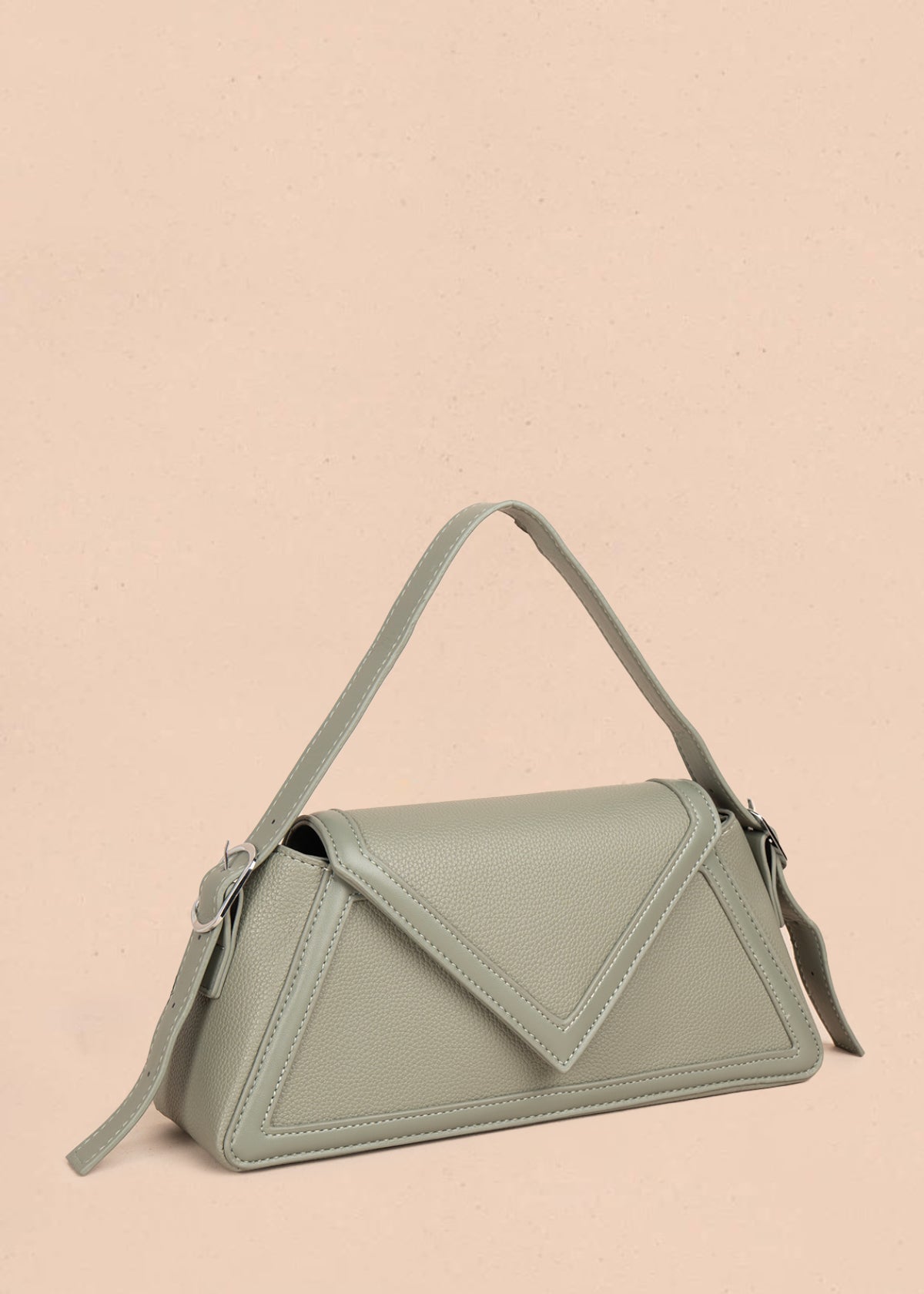 Bolso cartera color verde con diseño triangular y acabados metálicos 106179