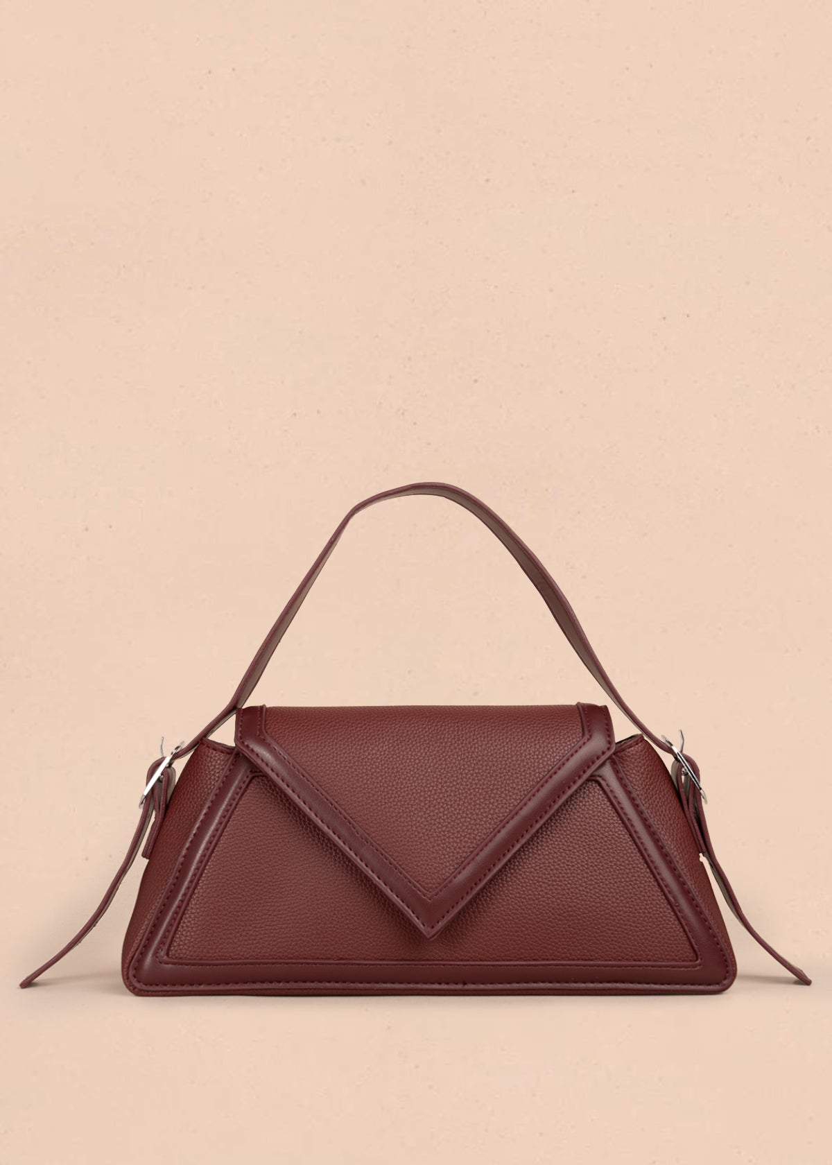 Bolso cartera color vinotinto con diseño triangular y acabados metálicos 106179