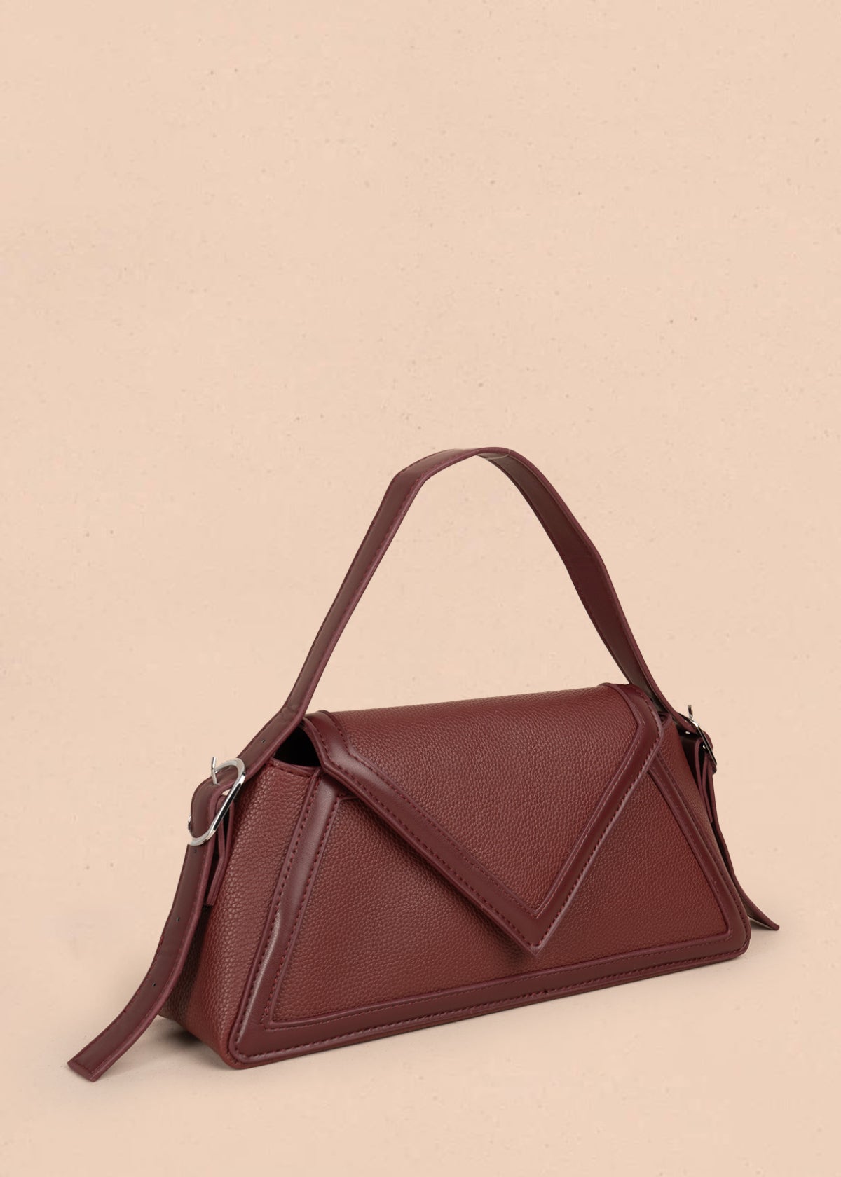 Bolso cartera color vinotinto con diseño triangular y acabados metálicos 106179
