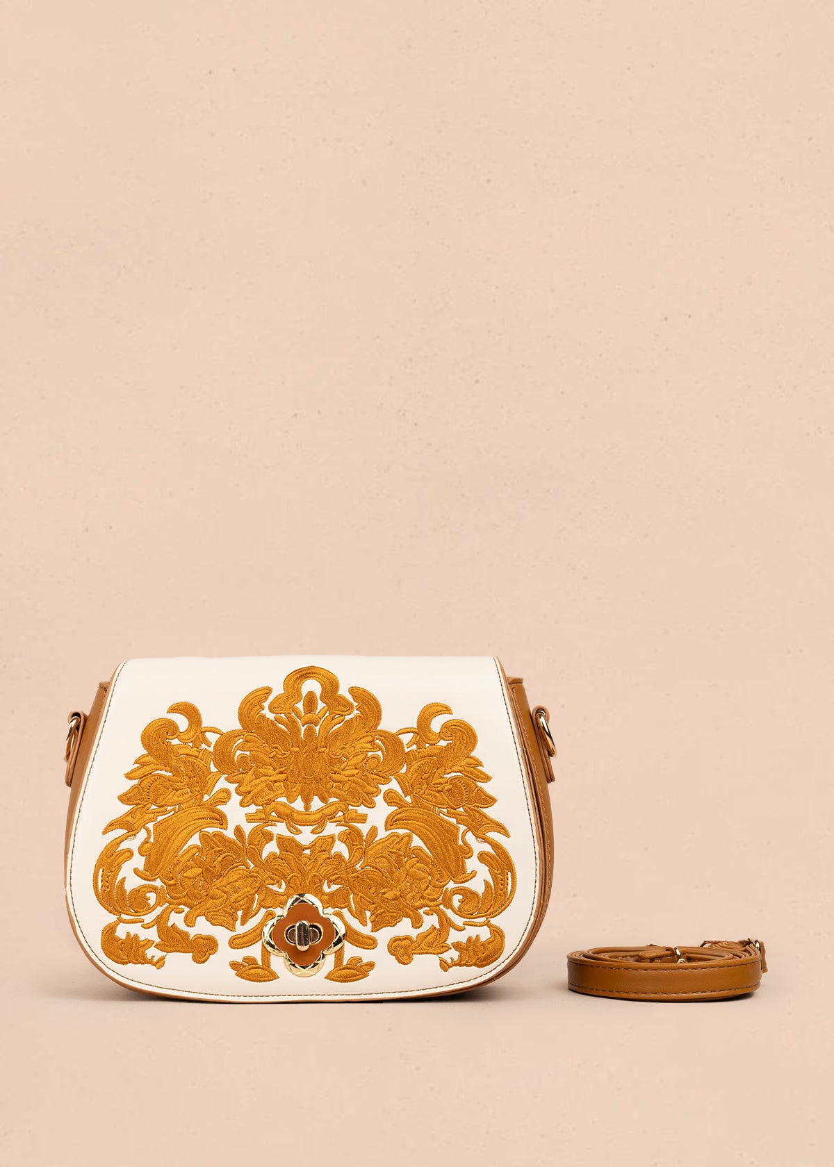 Bolso manos libres color miel con bordado y detalles dorados 106180