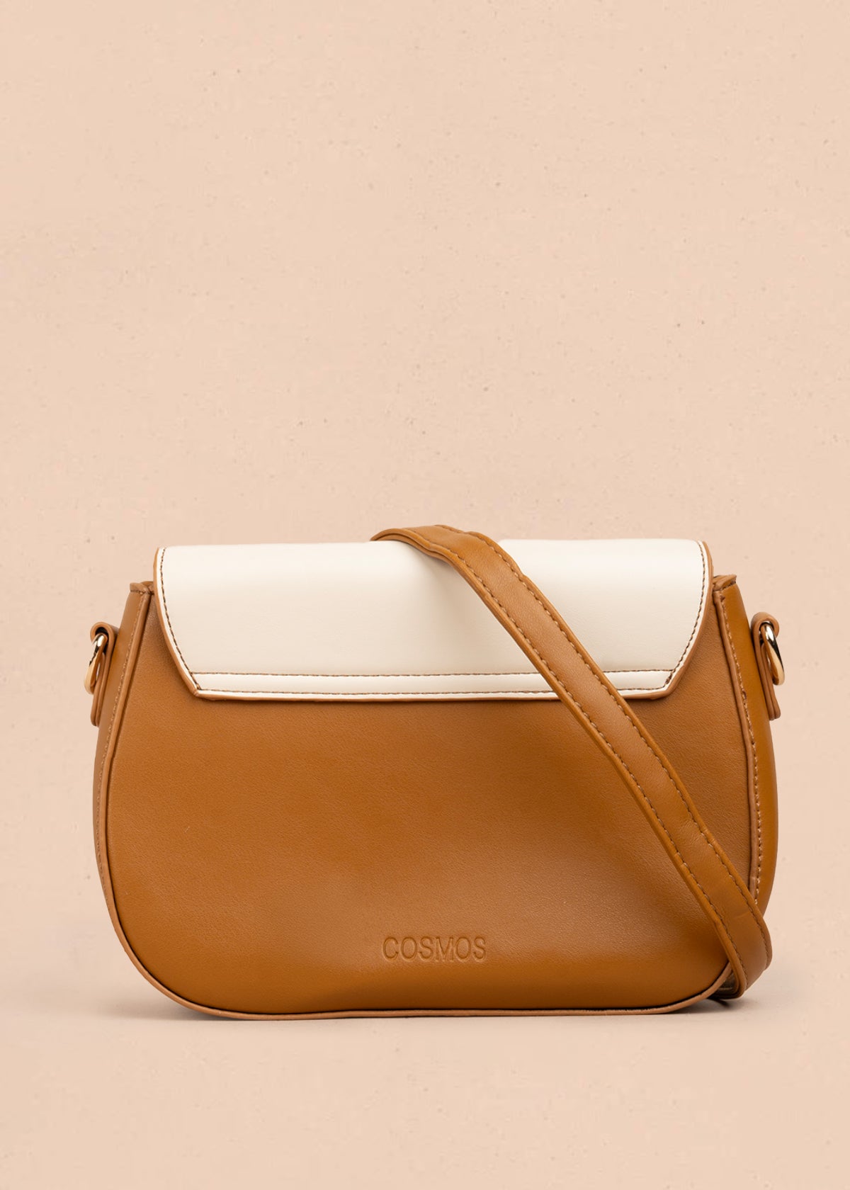 Bolso manos libres color miel con bordado y detalles dorados 106180