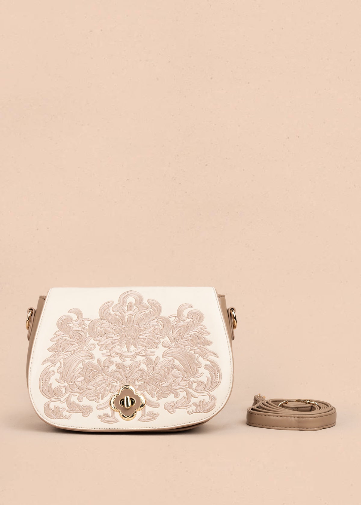 Bolso manos libres color taupe con bordado y detalles dorados 106180