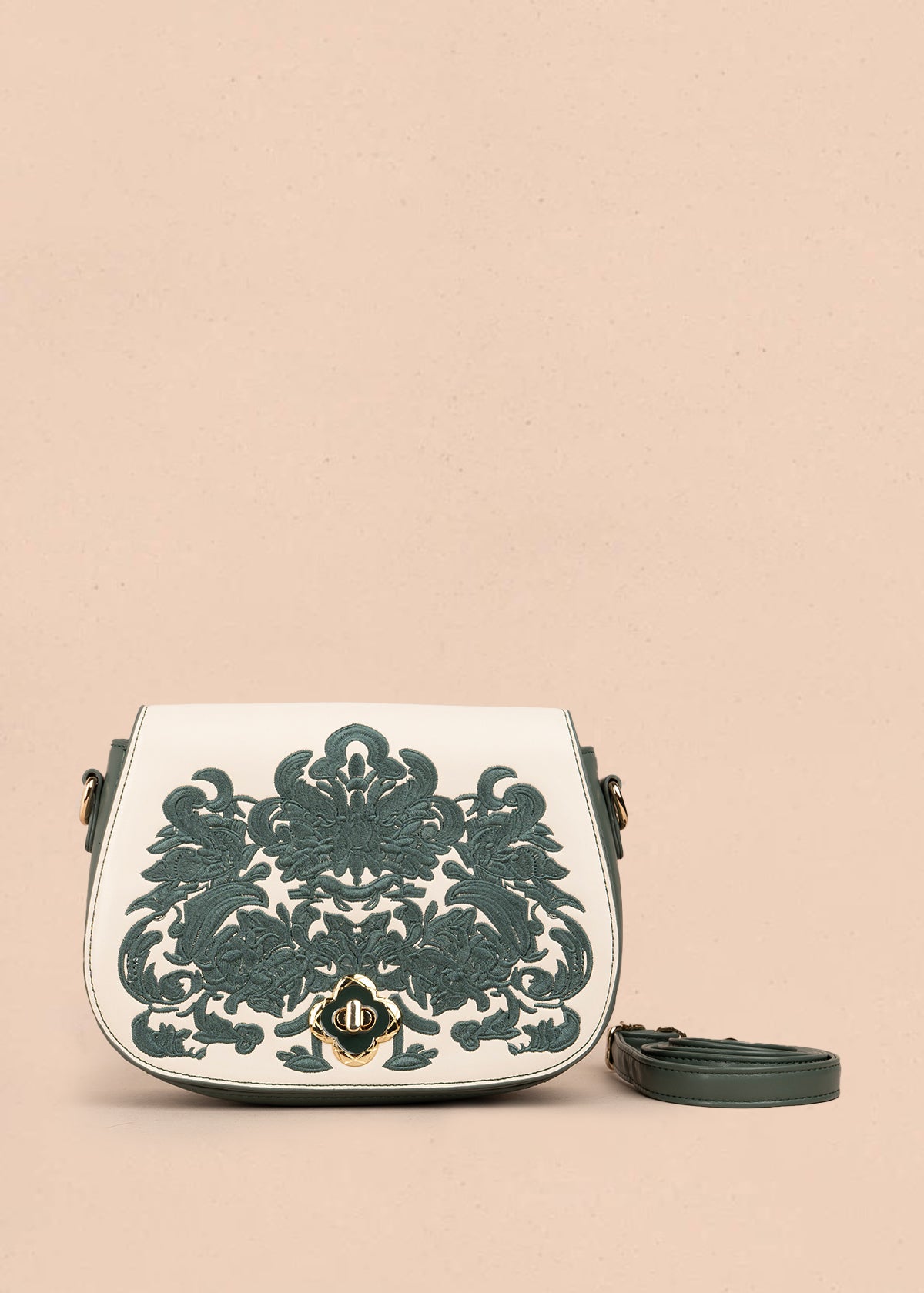 Bolso manos libres color verde con bordado y detalles dorados 106180