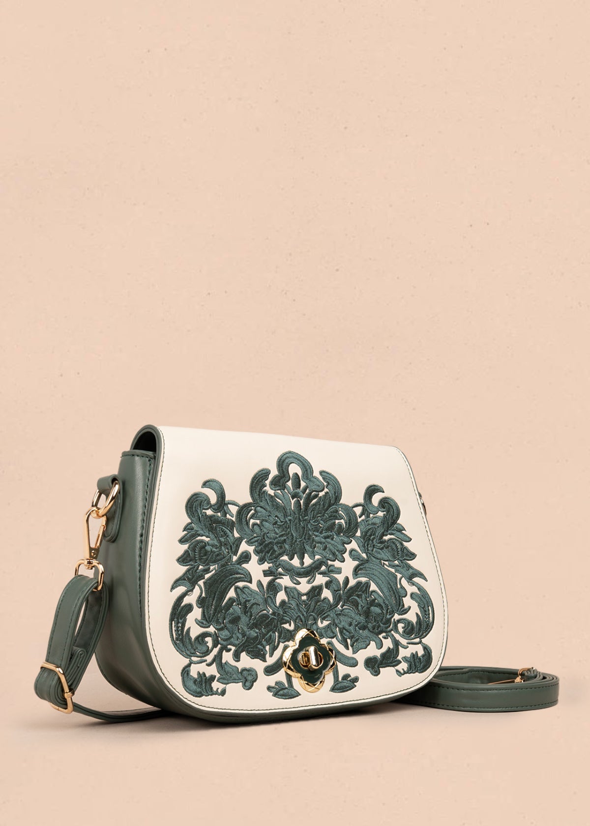 Bolso manos libres color verde con bordado y detalles dorados 106180