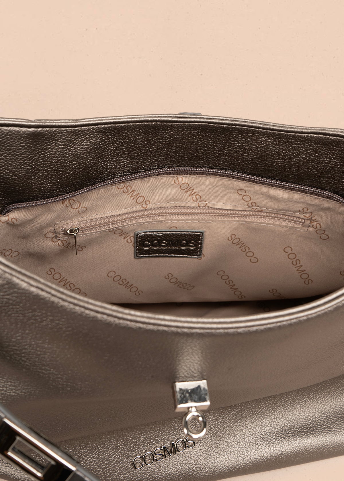 Bolso tipo shopping color plomo con correa frontal 106182