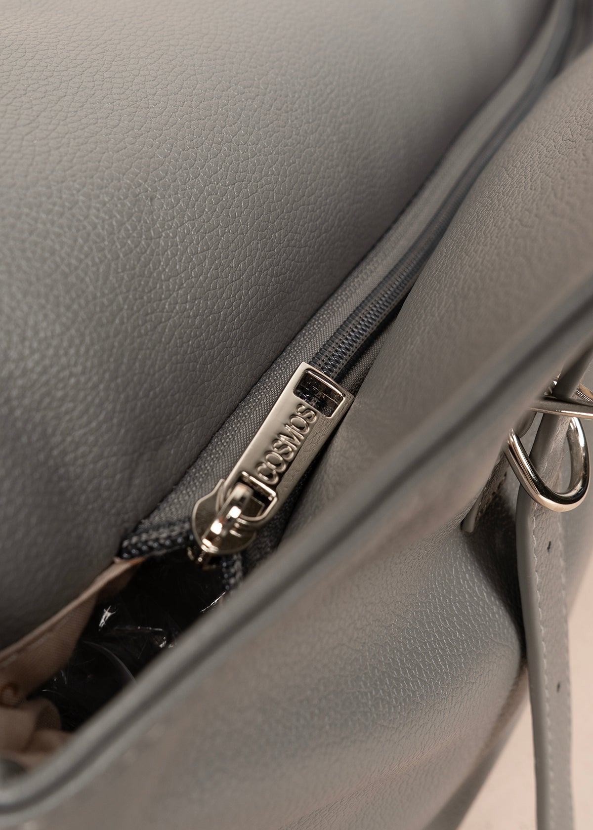 Bolso tipo shopping color gris texturizado 106183