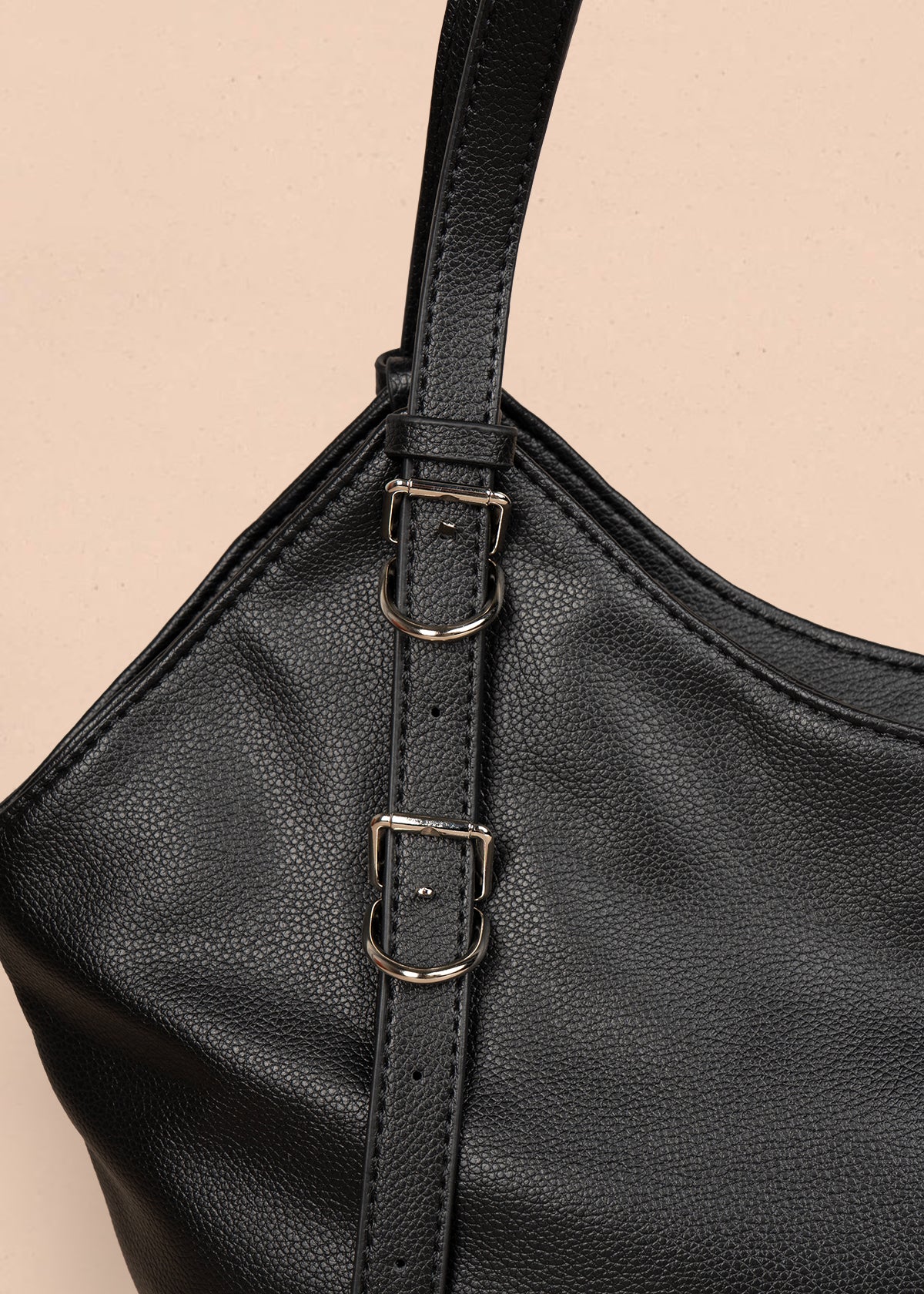 Bolso tipo shopping color negro texturizado 106183