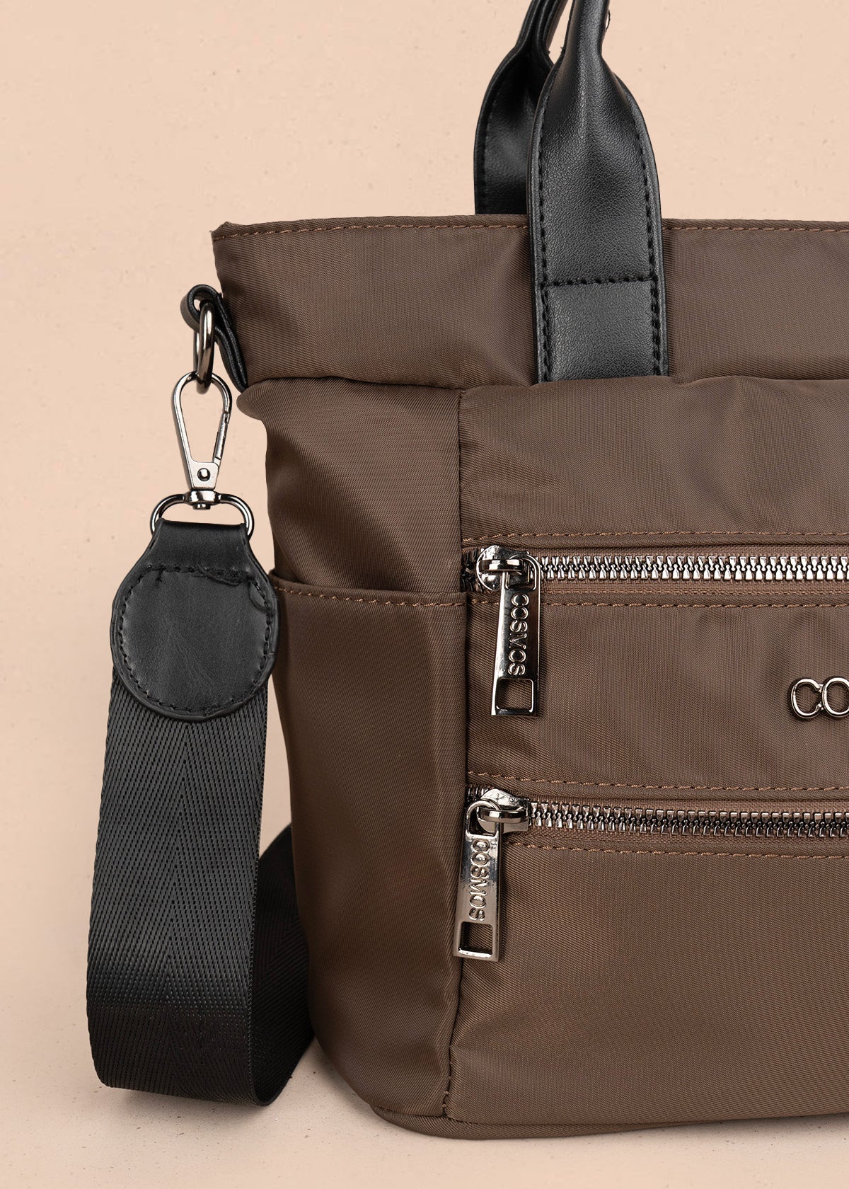 Bolso manos libres color café con doble bolsillo frontal y herrajes plateados 106184