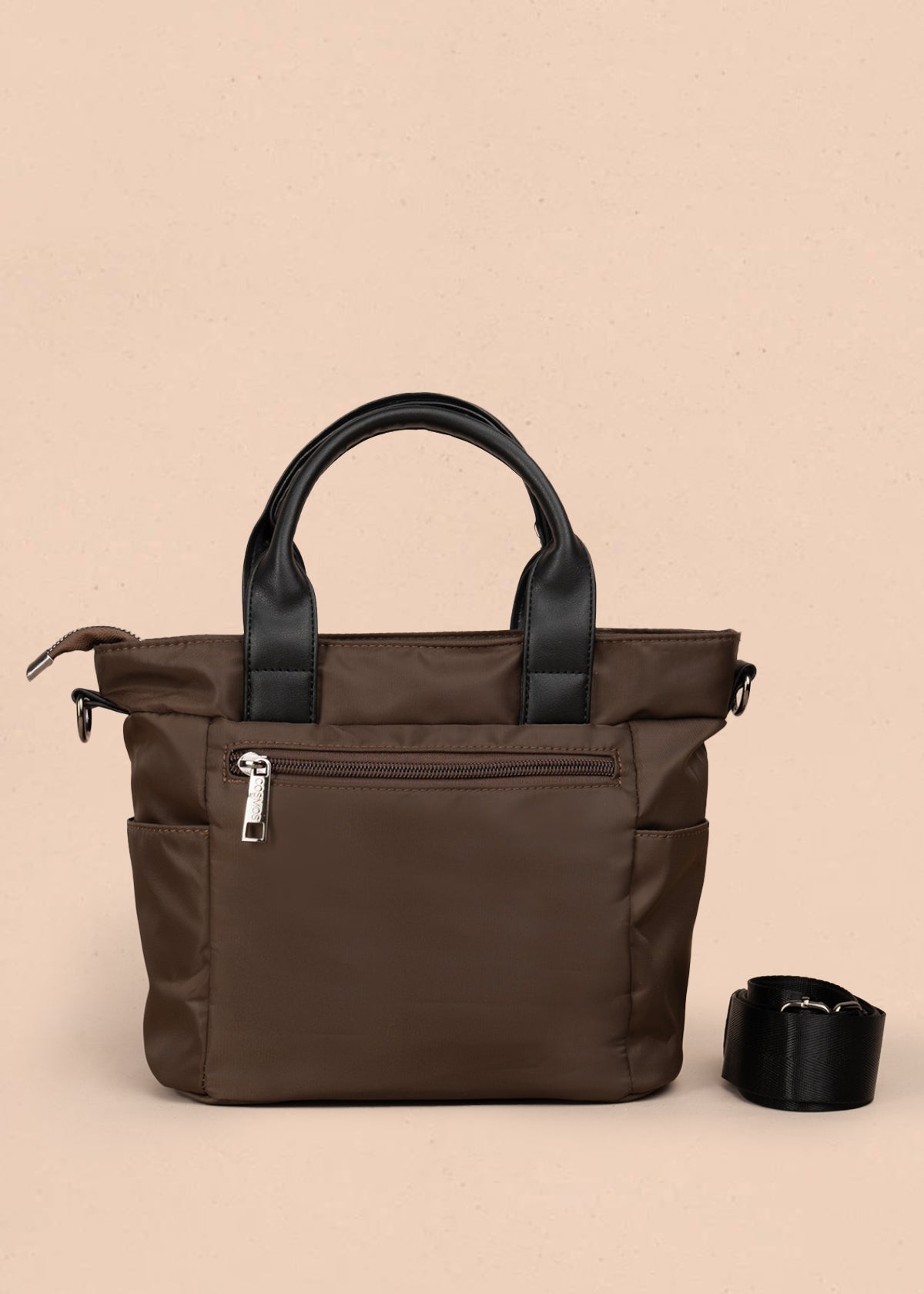 Bolso manos libres color café con doble bolsillo frontal y herrajes plateados 106184